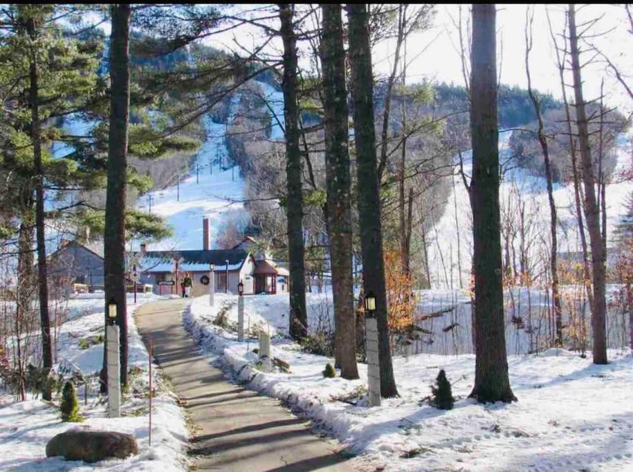 Hotel Attitash Mountain Village Studio - Slope View - Ski - NEWLY RENOVATED