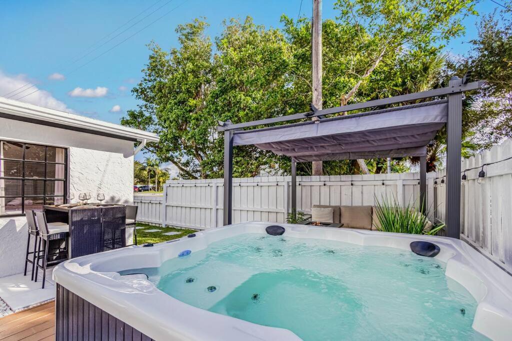 * NEW* The Bungalow Jupiter! - Moremoments Rentals view 5