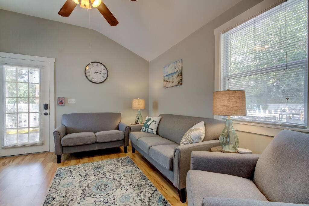 Rare- Downtown 2 bedroom! Family friendly! view 4
