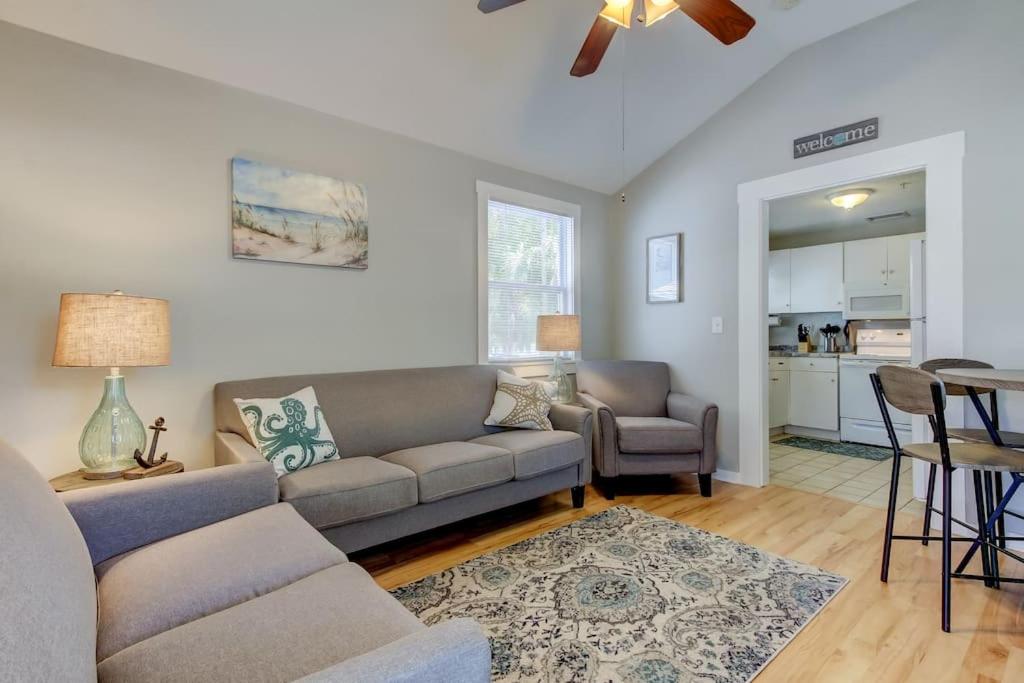 Rare- Downtown 2 bedroom! Family friendly! view 5
