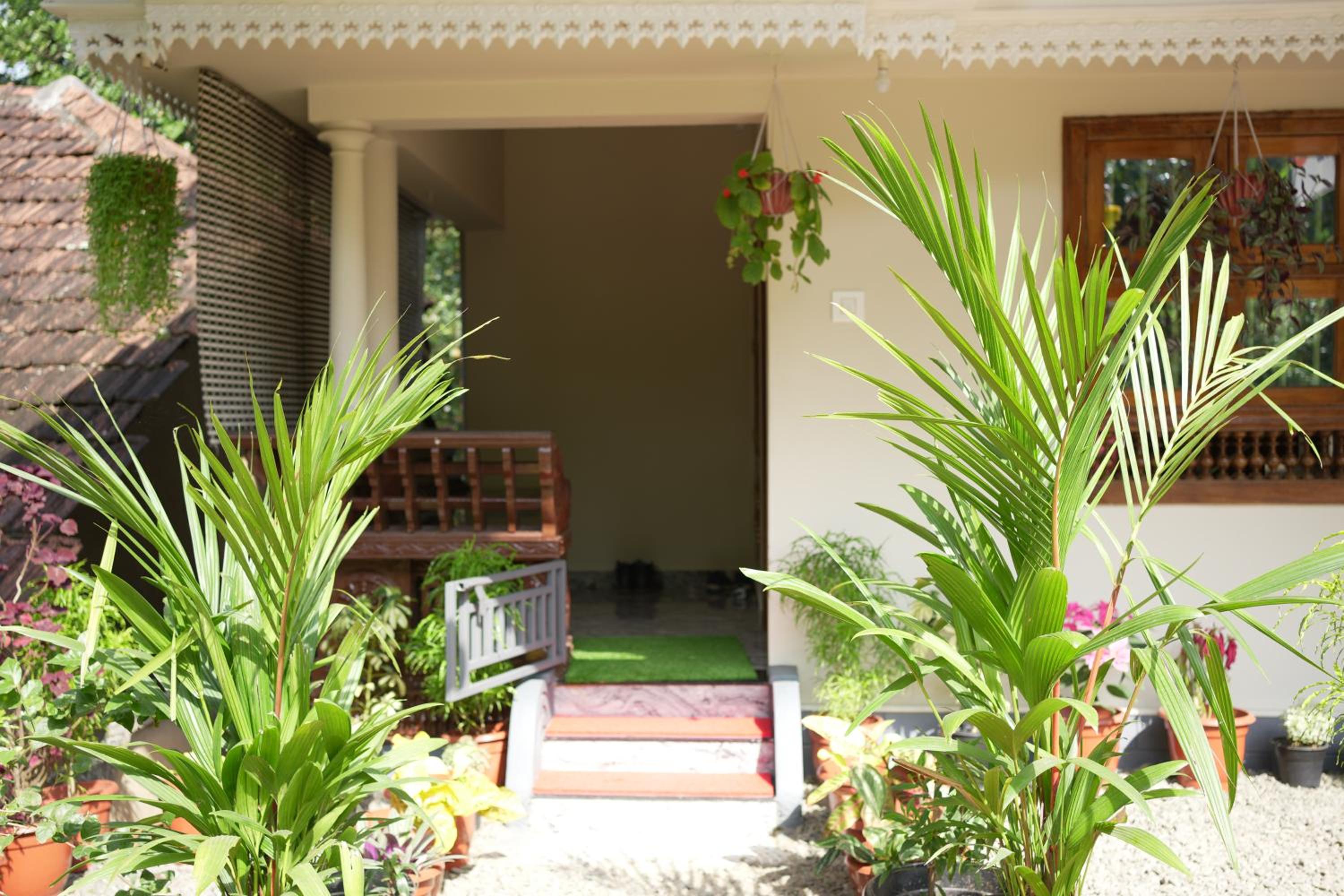 PONMUDI DALE. HOMESTAY