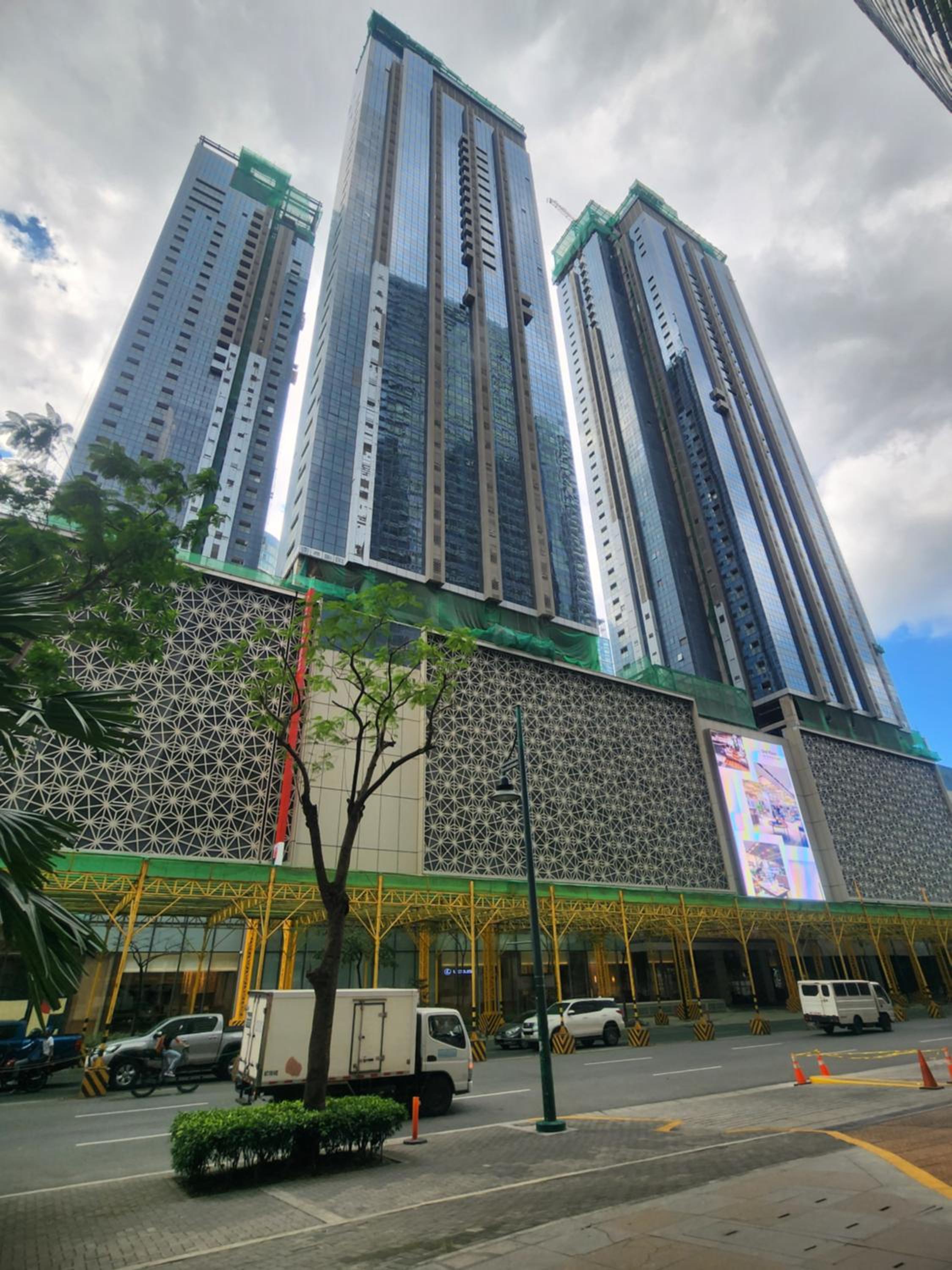 8U Pristine & Cozy Stay at Uptown Mall BGC across Mitsukoshi with FREE Parking and Balcony