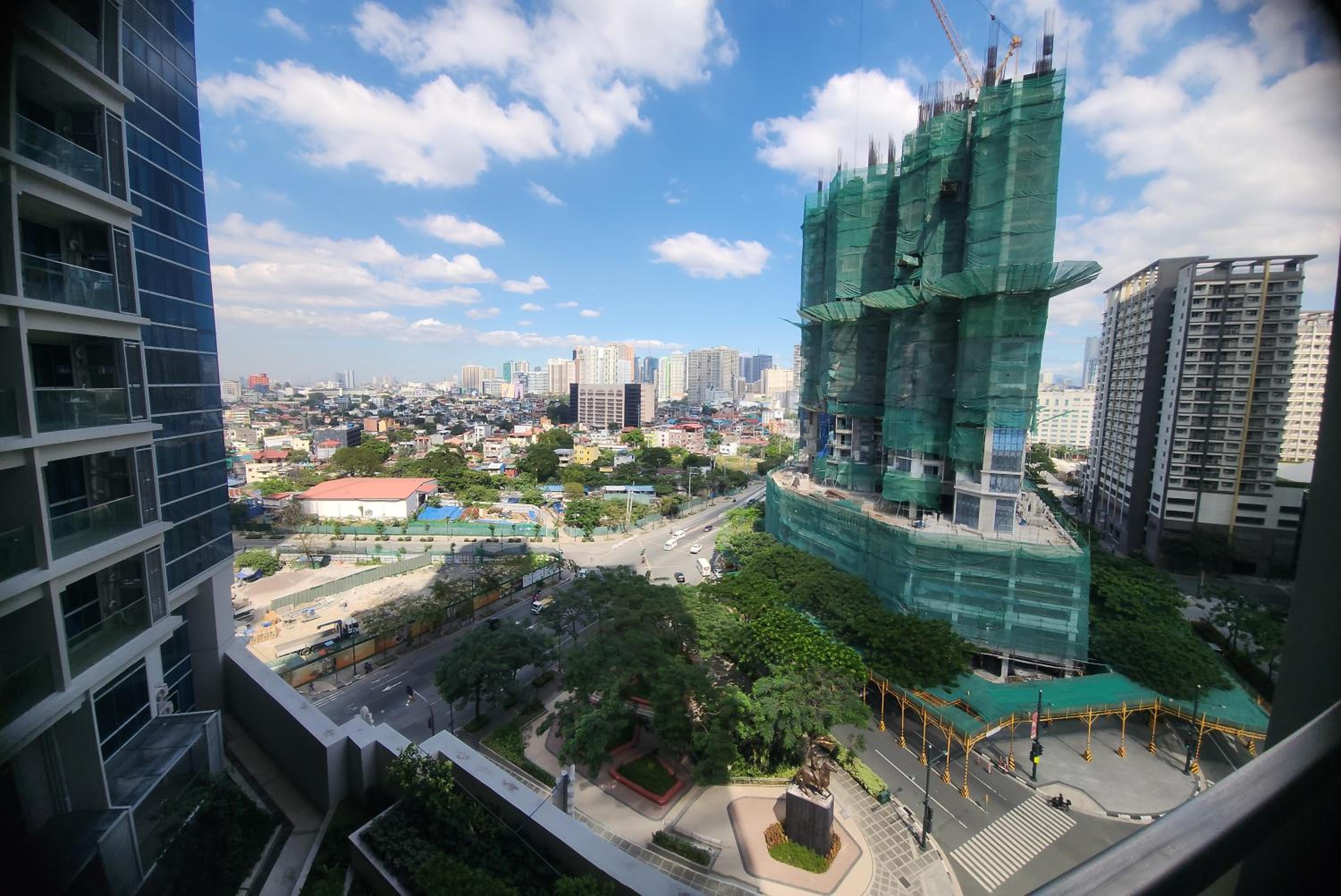 8U Pristine & Cozy Stay at Uptown Mall BGC across Mitsukoshi with FREE Parking and Balcony