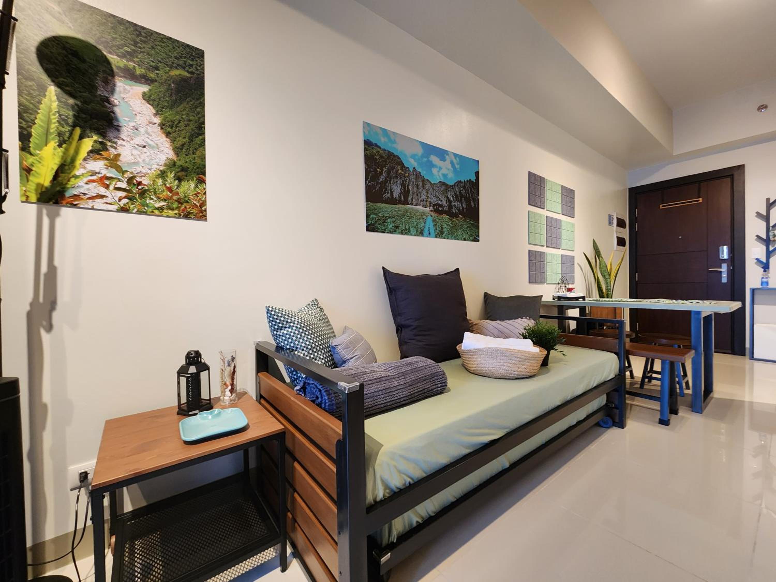 8U Pristine & Cozy Stay at Uptown Mall BGC across Mitsukoshi with FREE Parking and Balcony