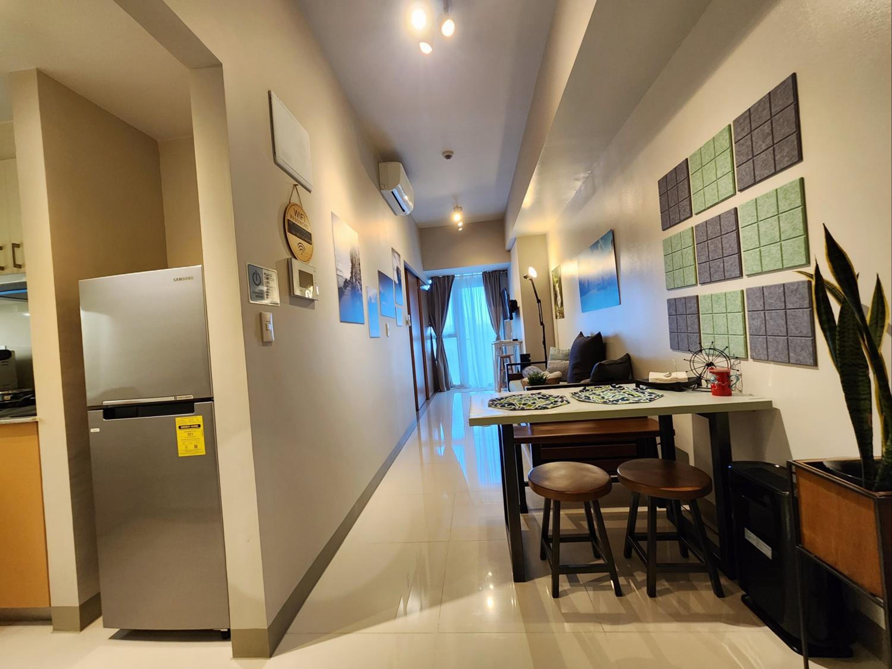 8U Pristine & Cozy Stay at Uptown Mall BGC across Mitsukoshi with FREE Parking and Balcony