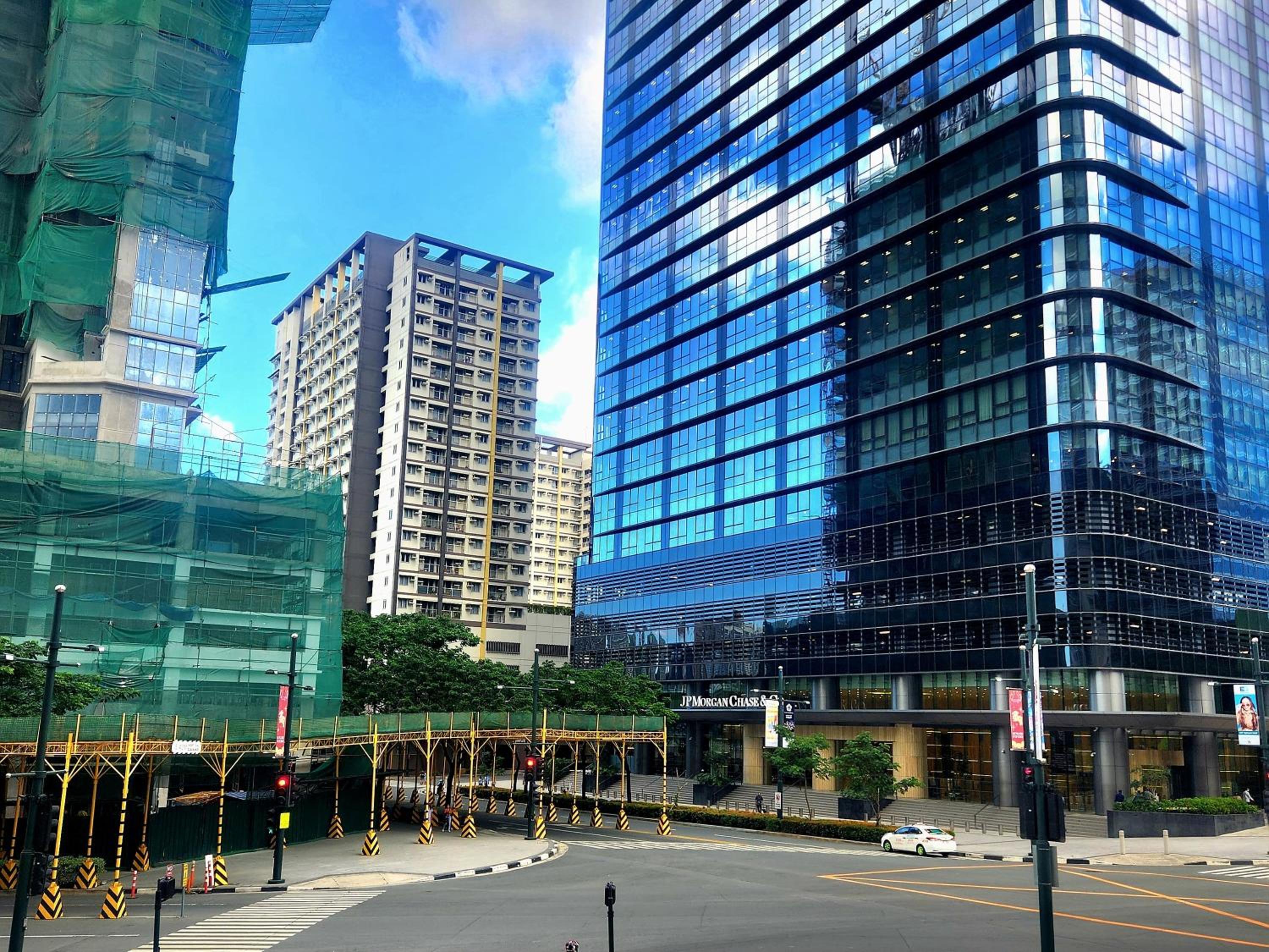 8U Pristine & Cozy Stay at Uptown Mall BGC across Mitsukoshi with FREE Parking and Balcony