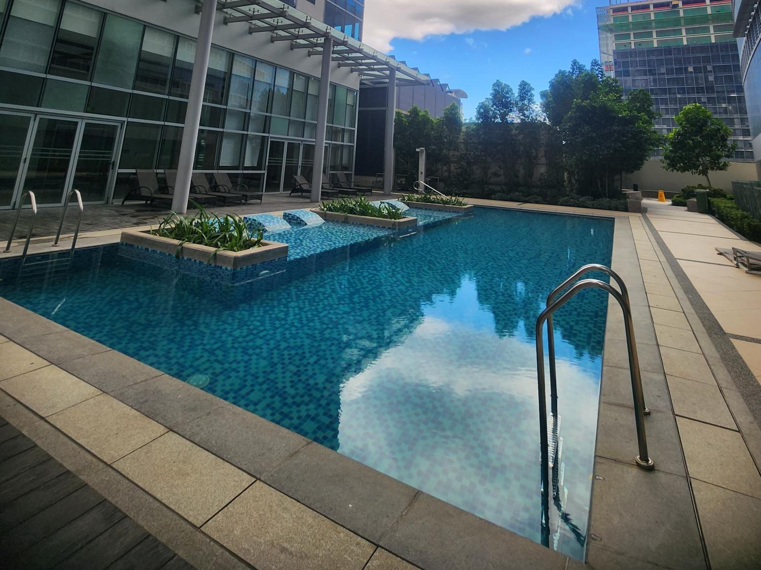 8U Pristine & Cozy Stay at Uptown Mall BGC across Mitsukoshi with FREE Parking and Balcony