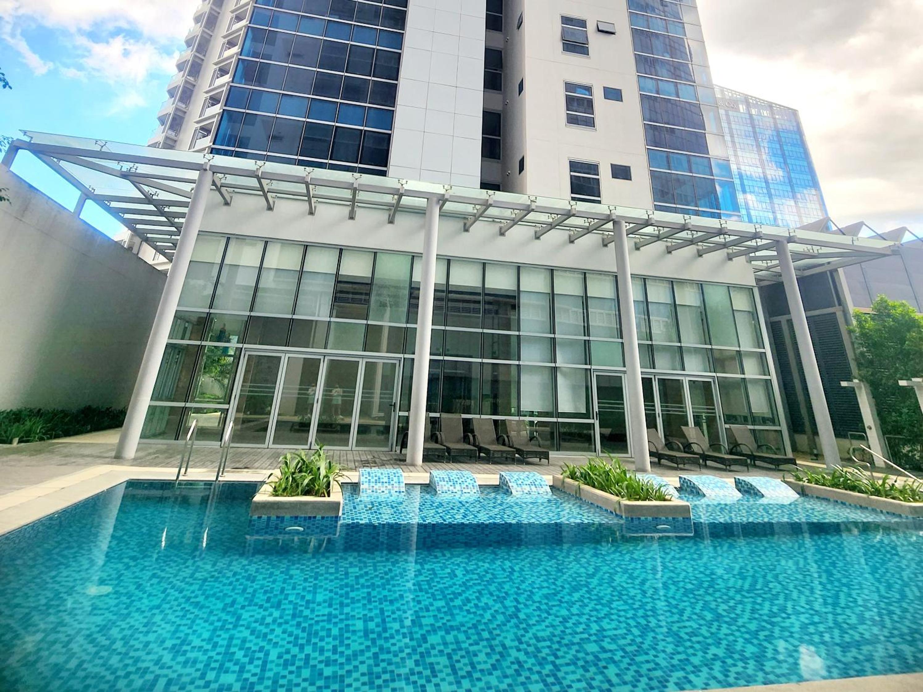 8U Pristine & Cozy Stay at Uptown Mall BGC across Mitsukoshi with FREE Parking and Balcony