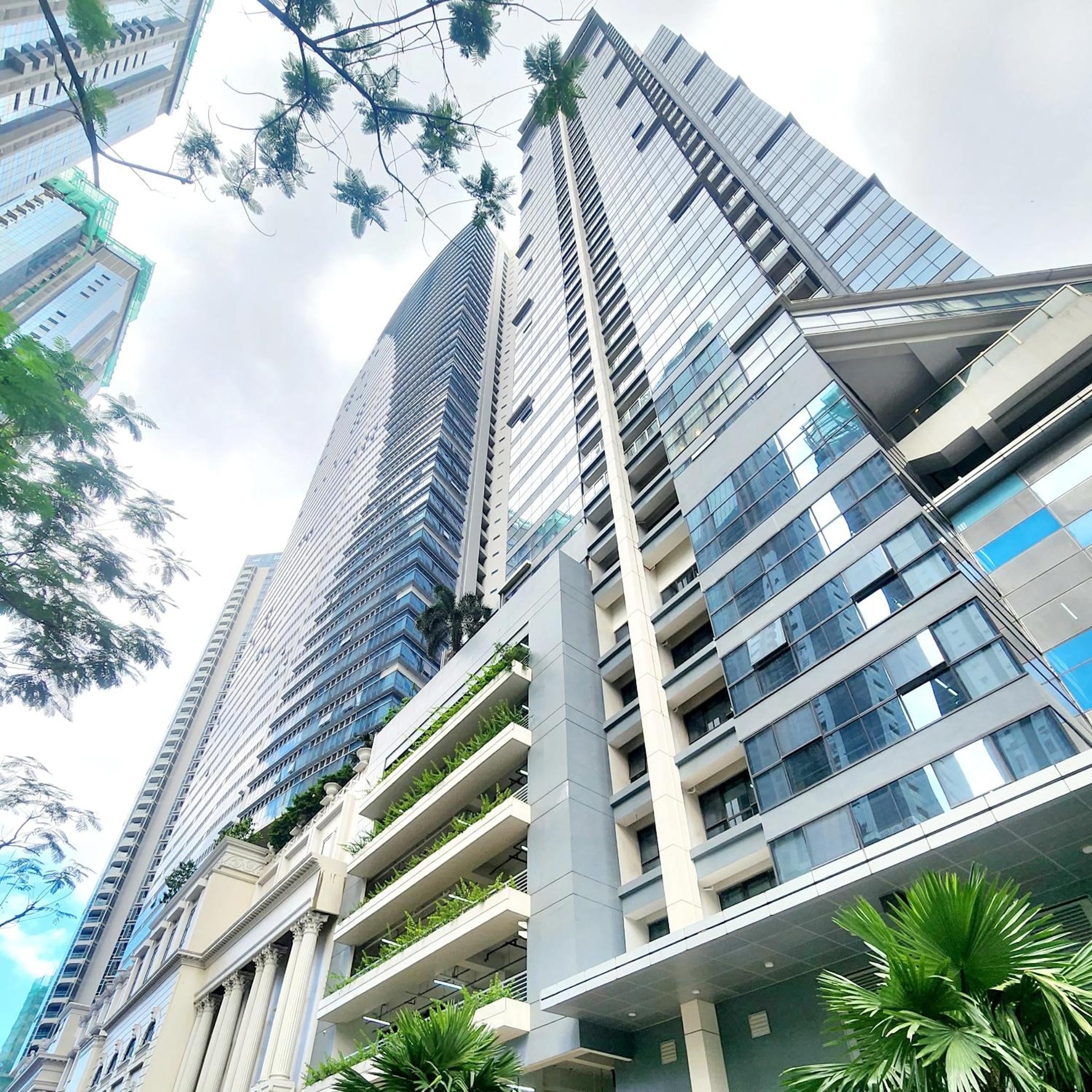 8U Pristine & Cozy Stay at Uptown Mall BGC across Mitsukoshi with FREE Parking and Balcony