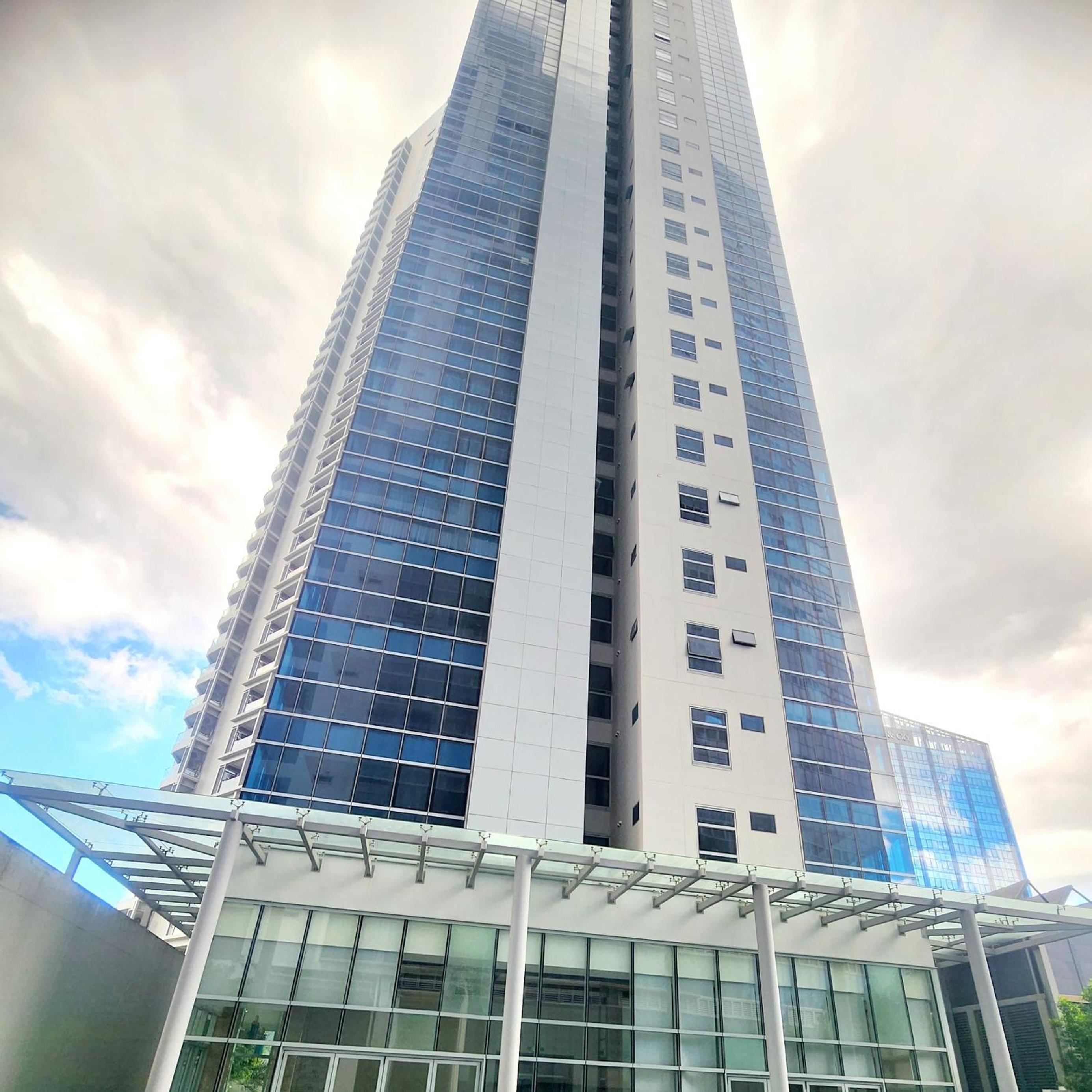 8U Pristine & Cozy Stay at Uptown Mall BGC across Mitsukoshi with FREE Parking and Balcony
