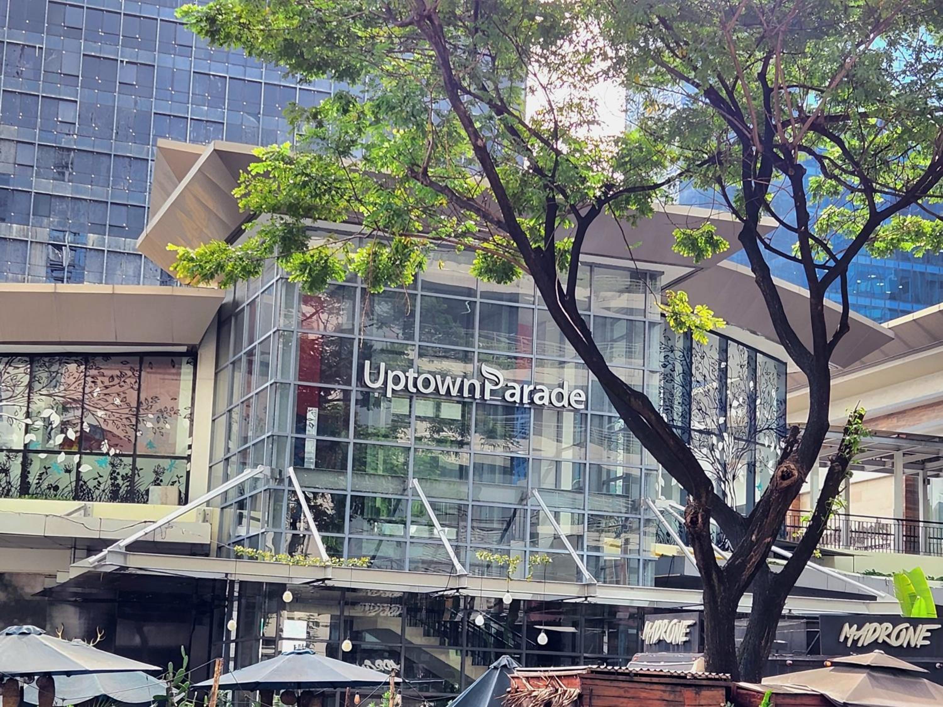 8U Pristine & Cozy Stay at Uptown Mall BGC across Mitsukoshi with FREE Parking and Balcony