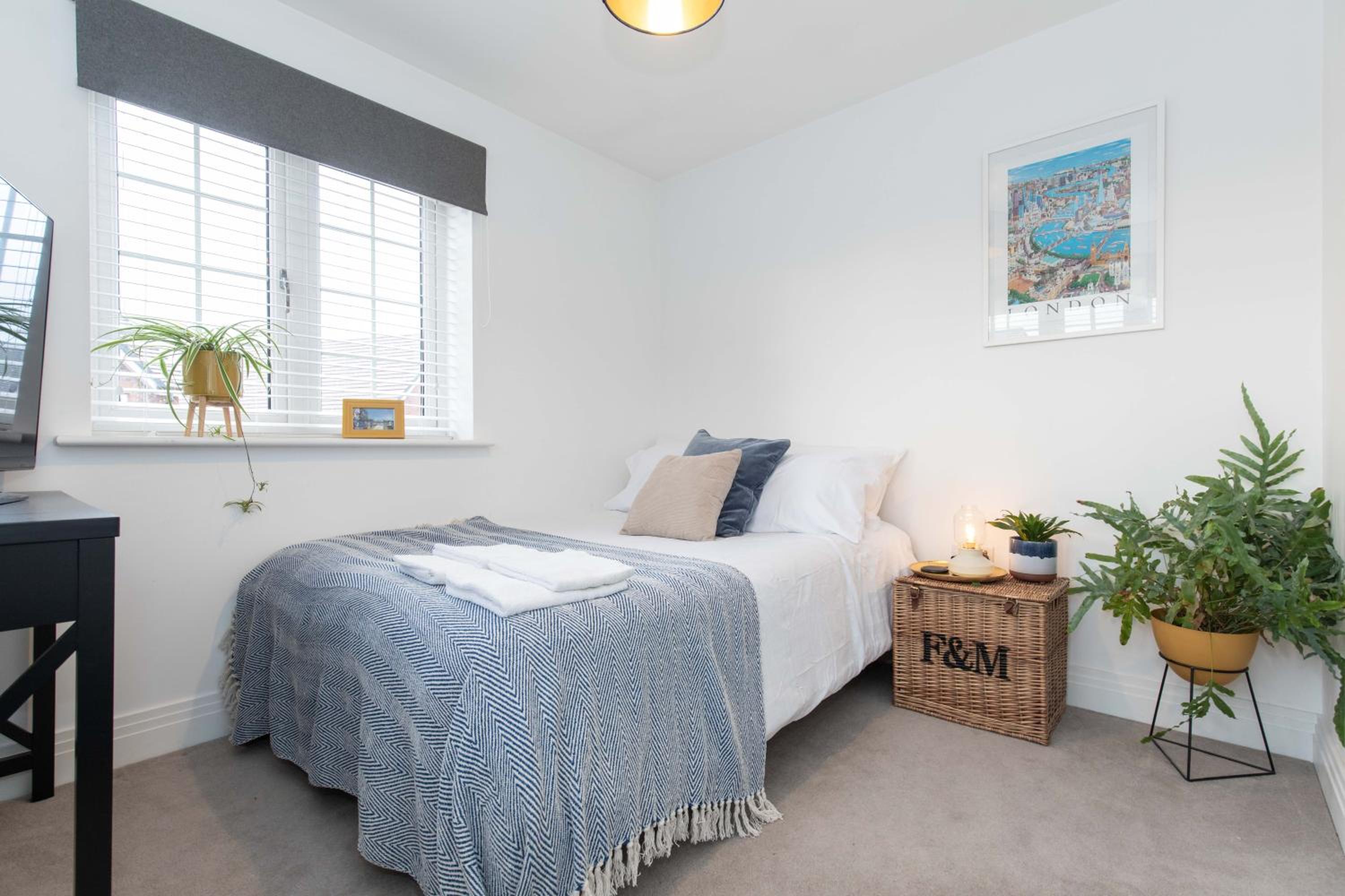 Sleeps 8, off-road parking for 3 cars, pet friendly, welcome hamper