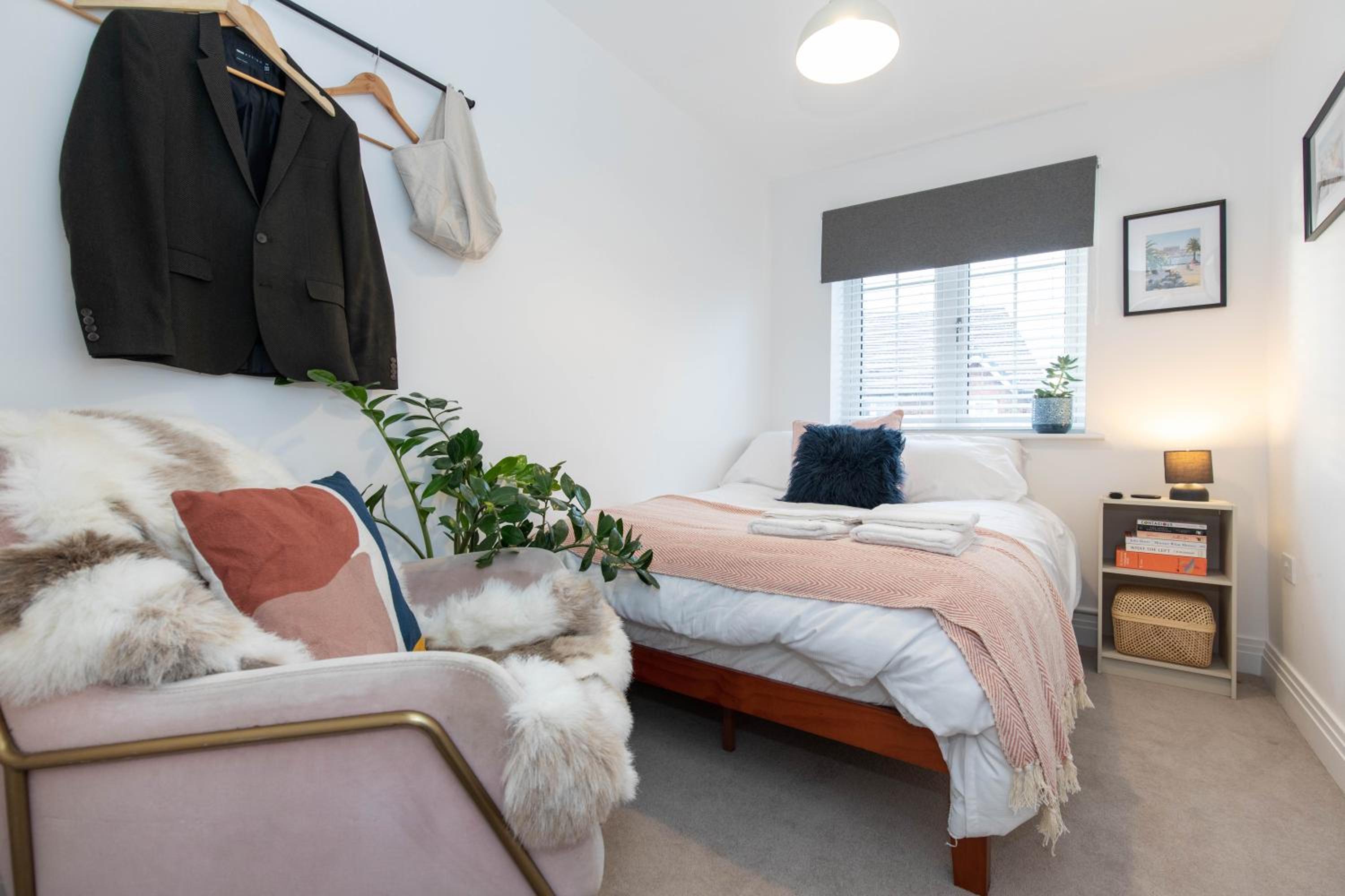 Sleeps 8, off-road parking for 3 cars, pet friendly, welcome hamper