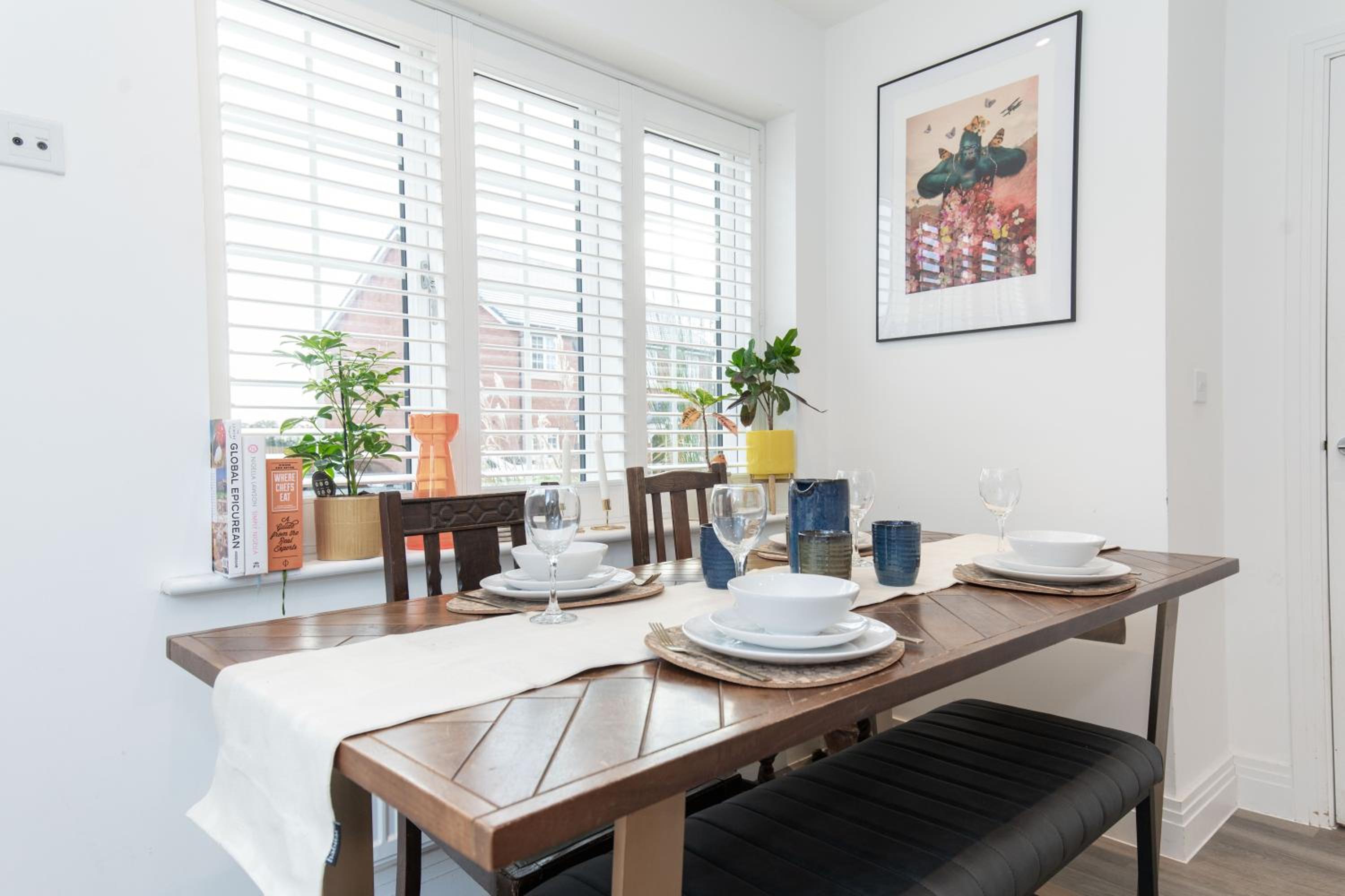 Sleeps 8, off-road parking for 3 cars, pet friendly, welcome hamper