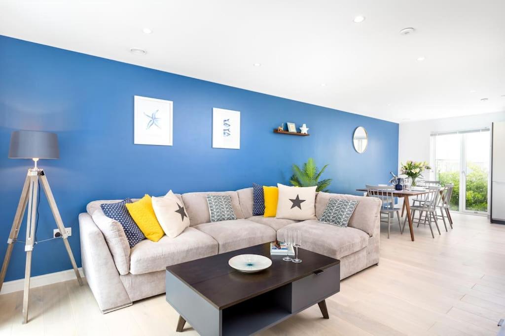 Luxury 3 floor Town House by Tolcarne Beach view 2