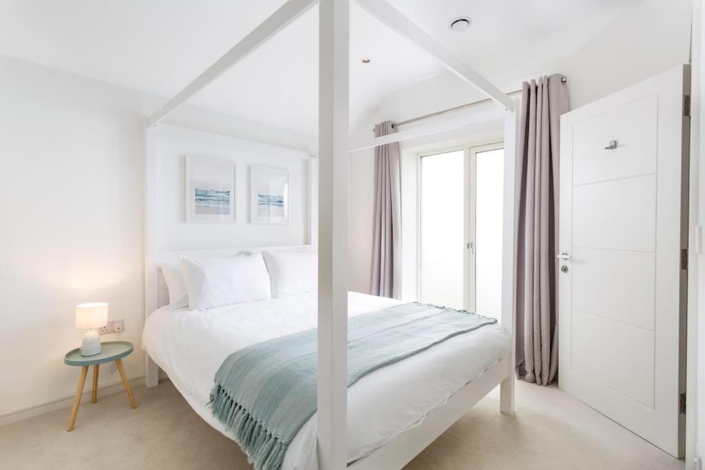 Luxury 3 floor Town House by Tolcarne Beach view 3