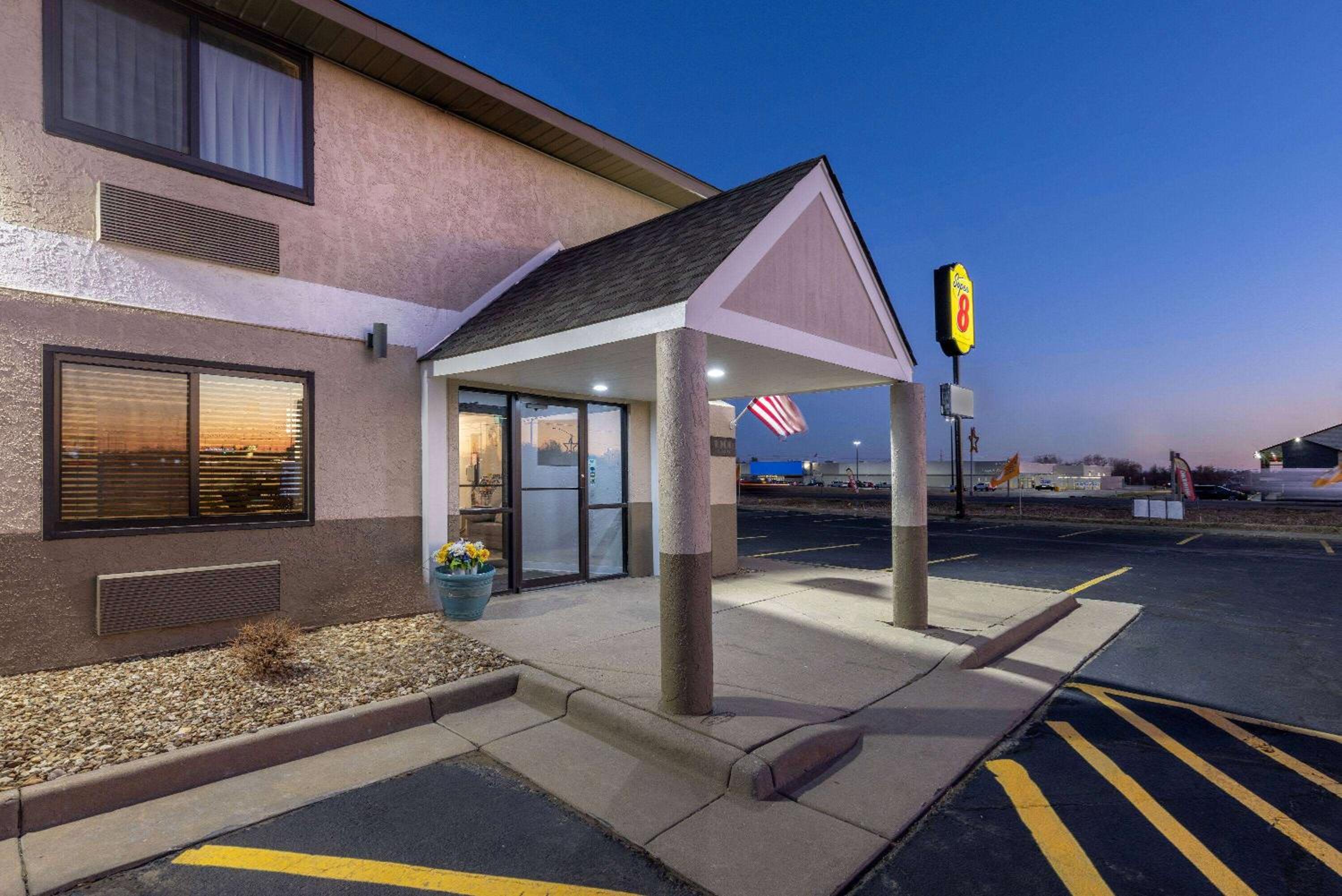 Super 8 by Wyndham Pratt view 3
