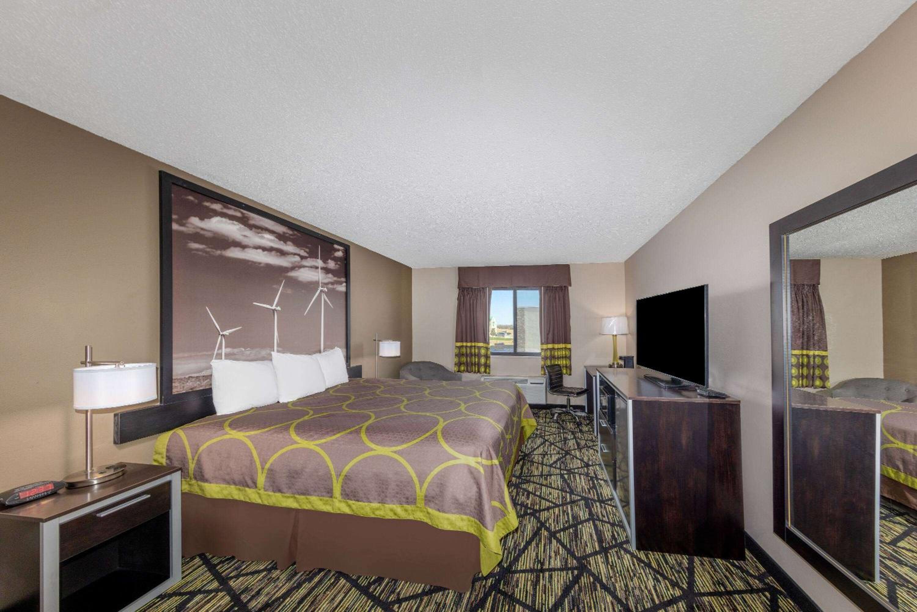 Super 8 by Wyndham Pratt view 5