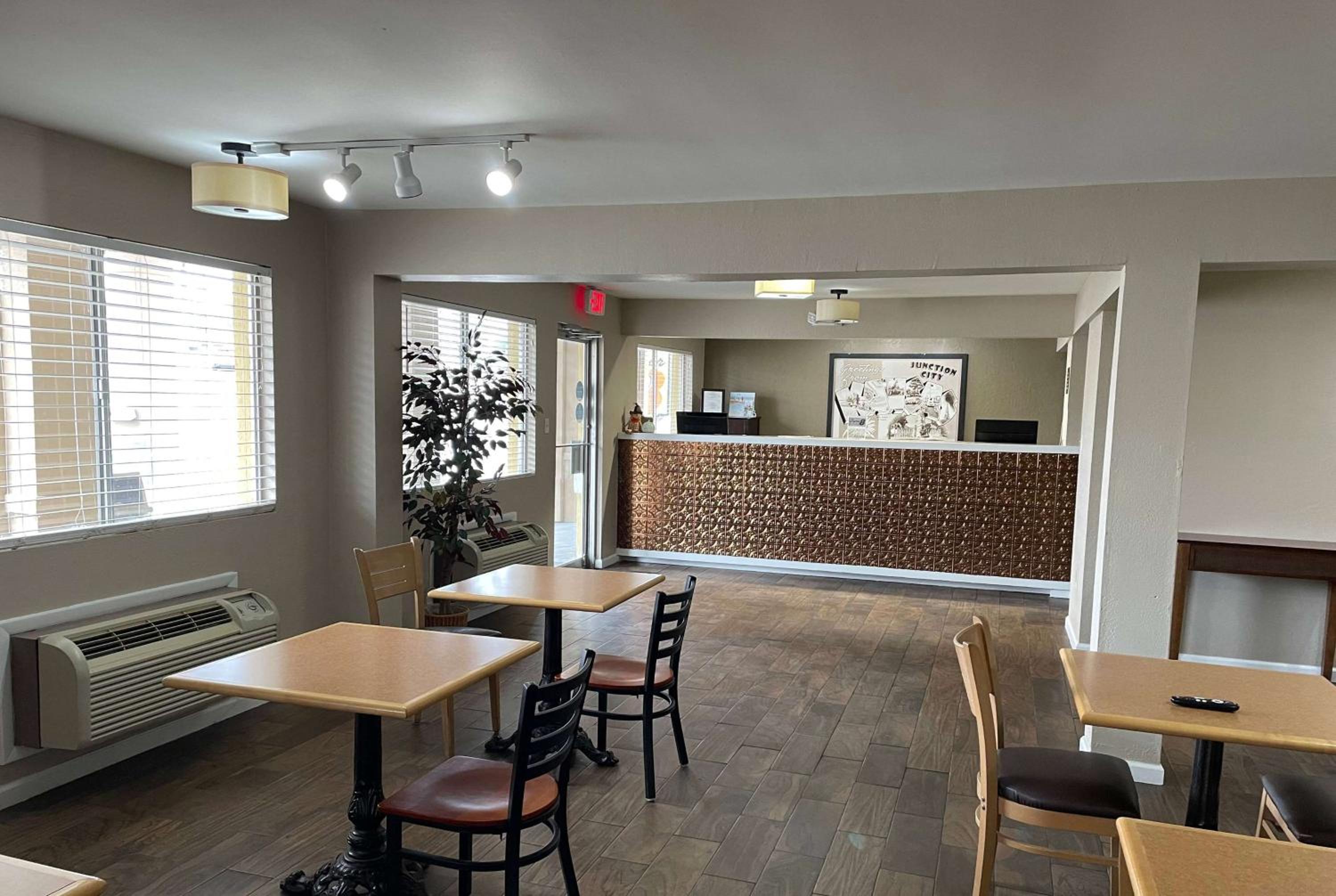 Red Lion Inn & Suites Junction City view 5