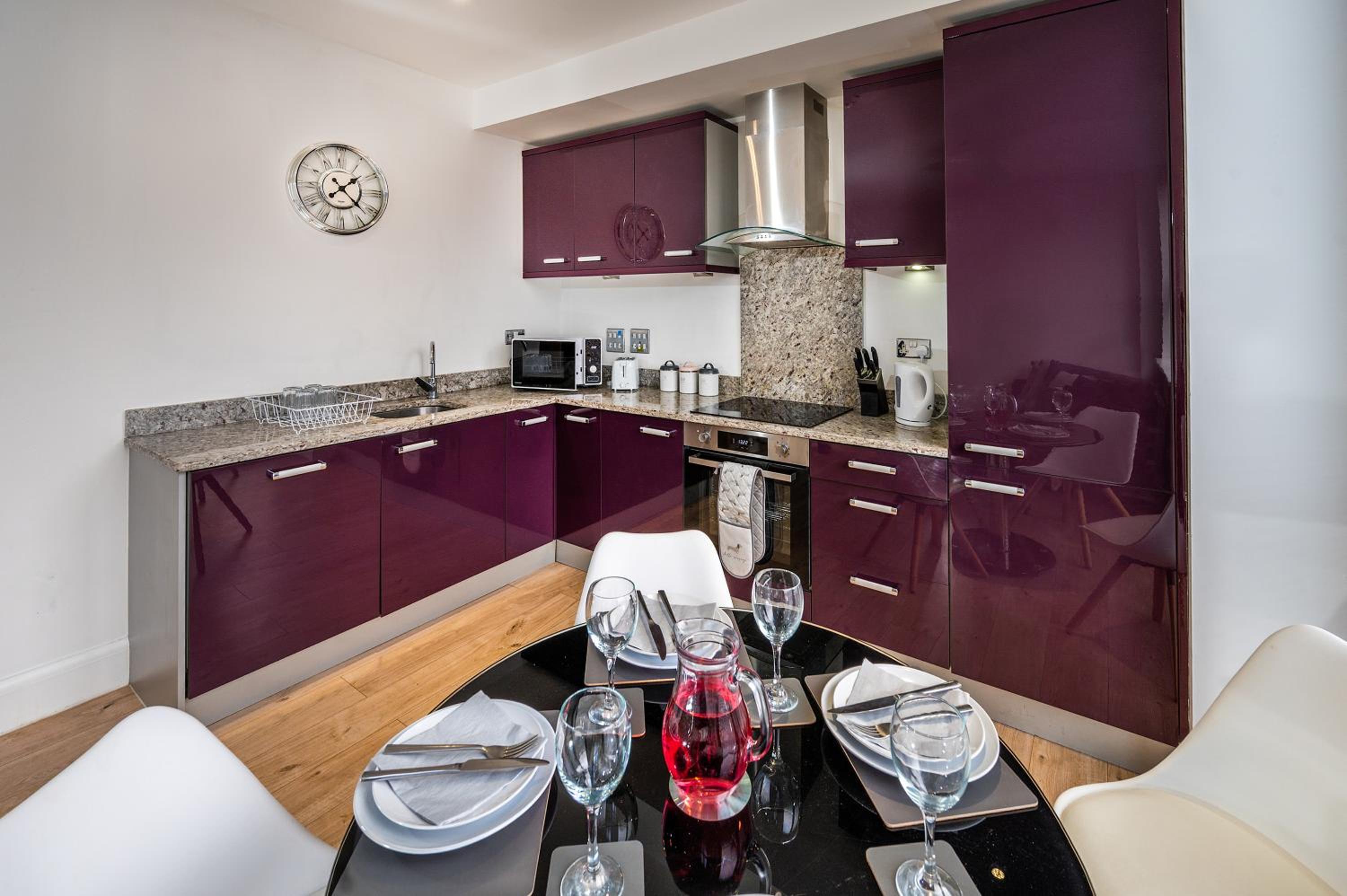 Modern & spacious 2-bed flat with secure parking view 4