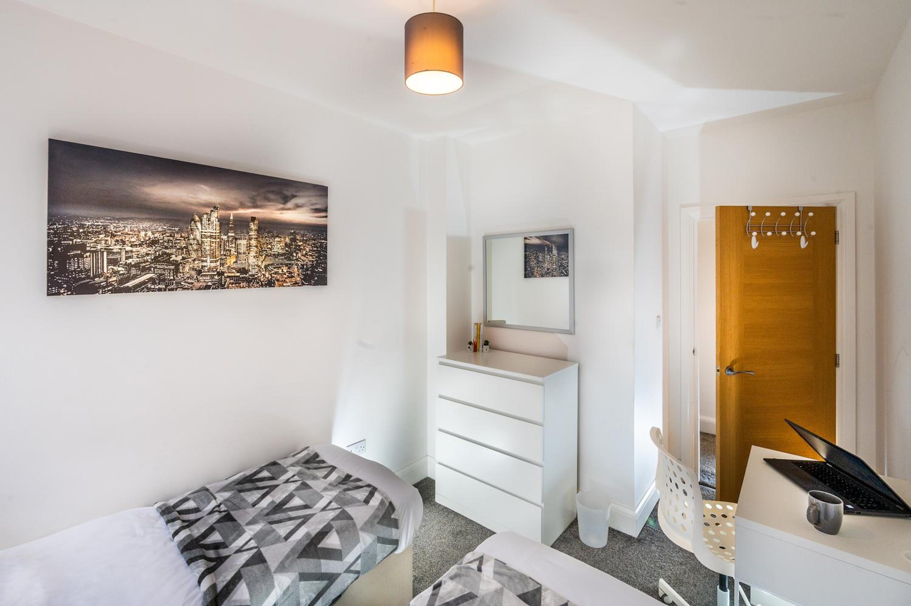 Modern & spacious 2-bed flat with secure parking view 2