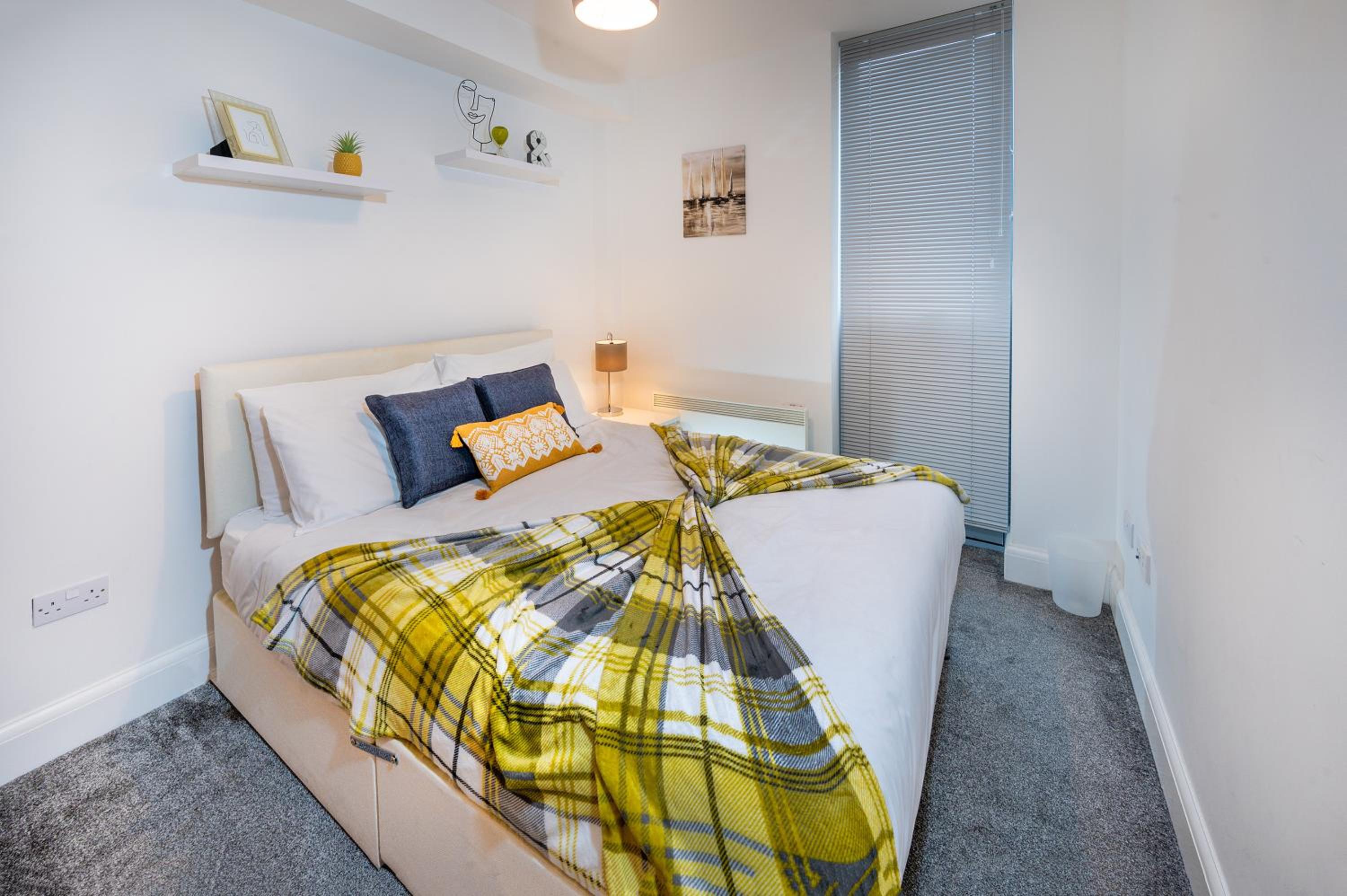 Modern & spacious 2-bed flat with secure parking view 3