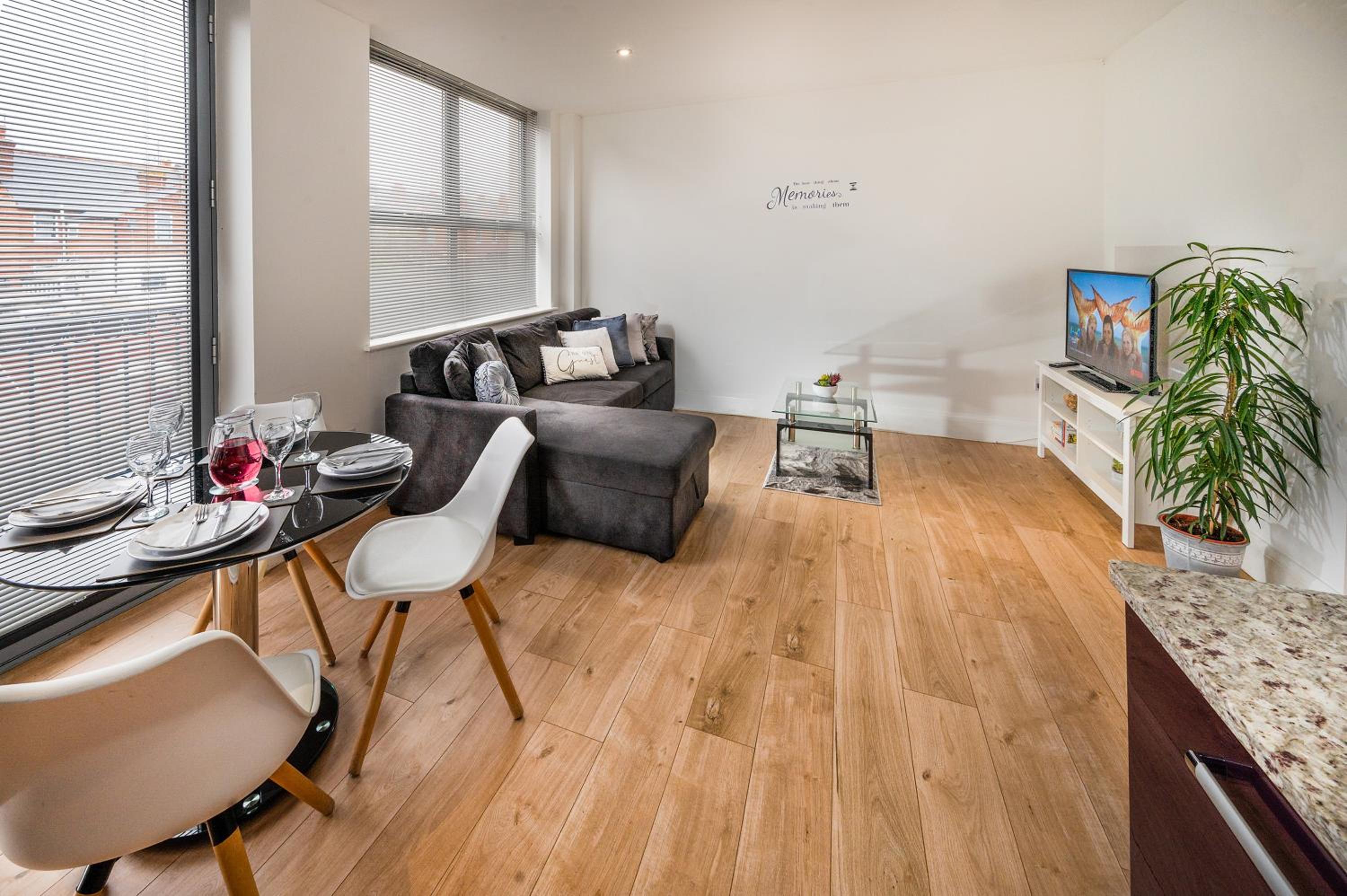 Modern & spacious 2-bed flat with secure parking view 5