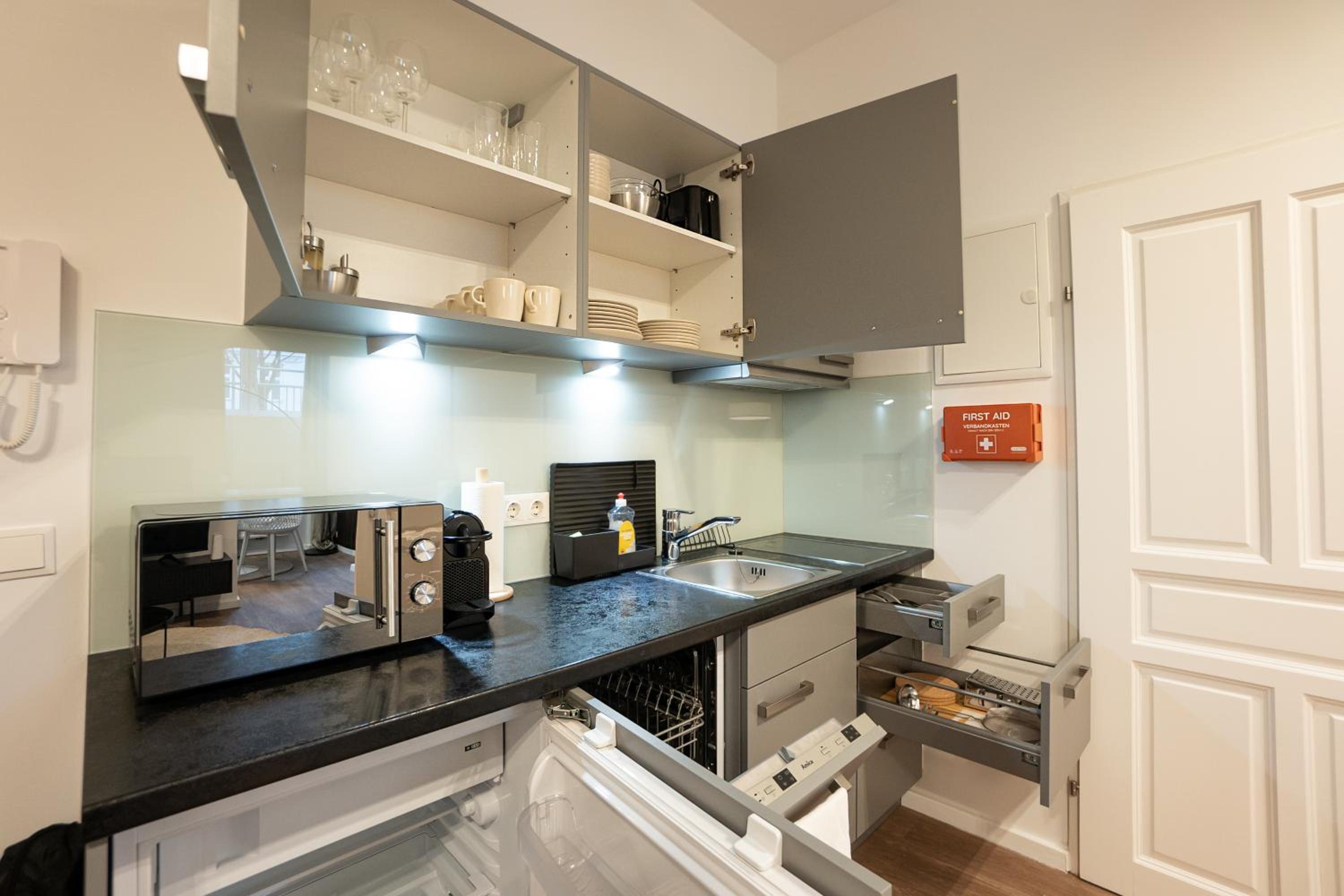 Stylish apartment with dedicated working space and super king-size bed located between city centre and Donau river