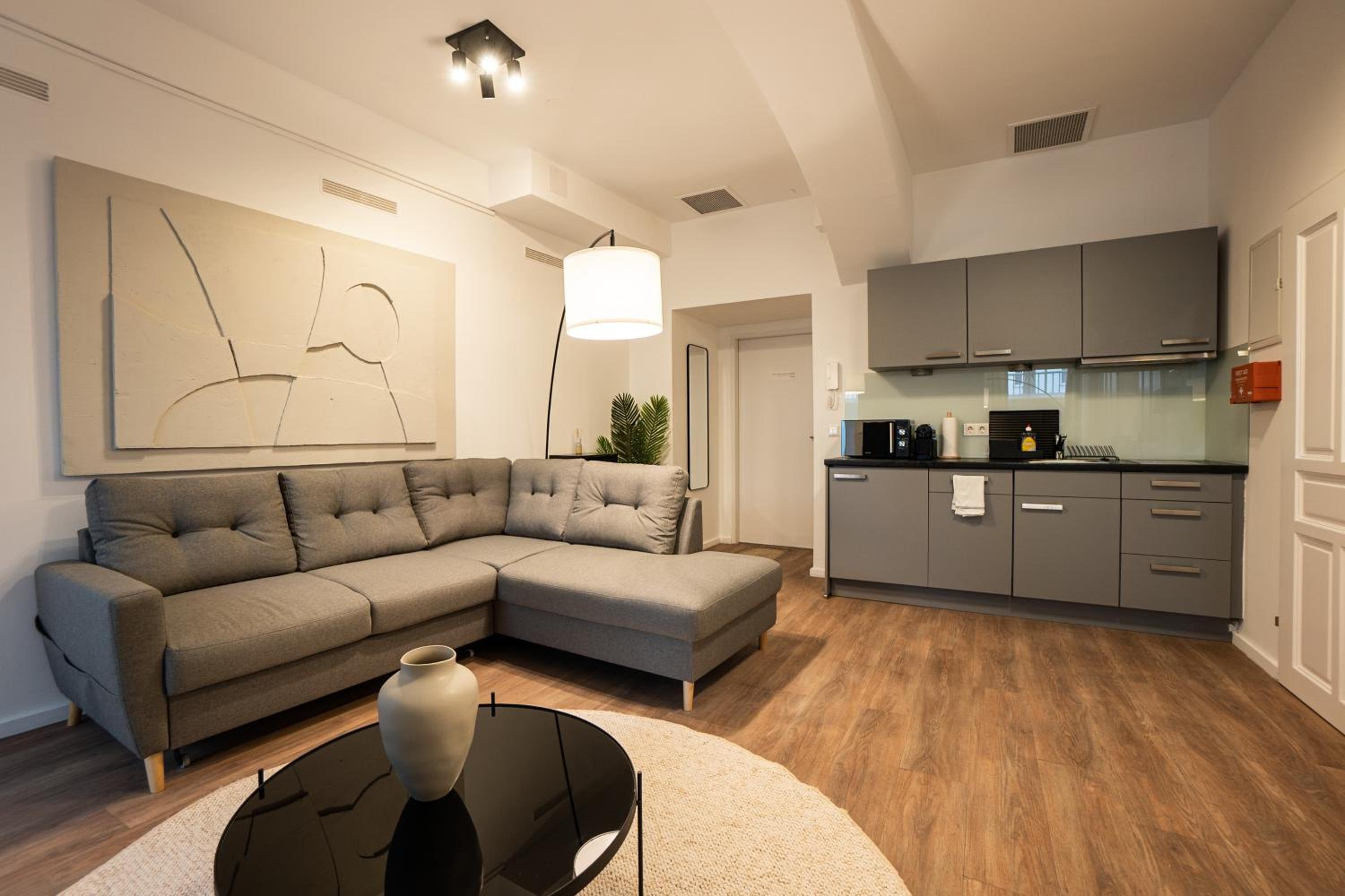 Stylish apartment with dedicated working space and super king-size bed located between city centre and Donau river