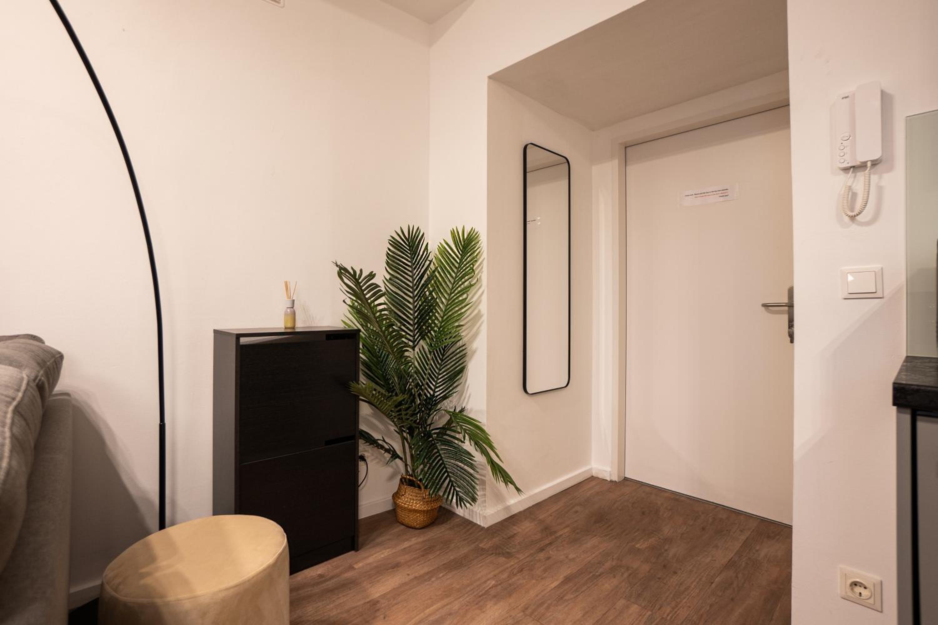 Stylish apartment with dedicated working space and super king-size bed located between city centre and Donau river