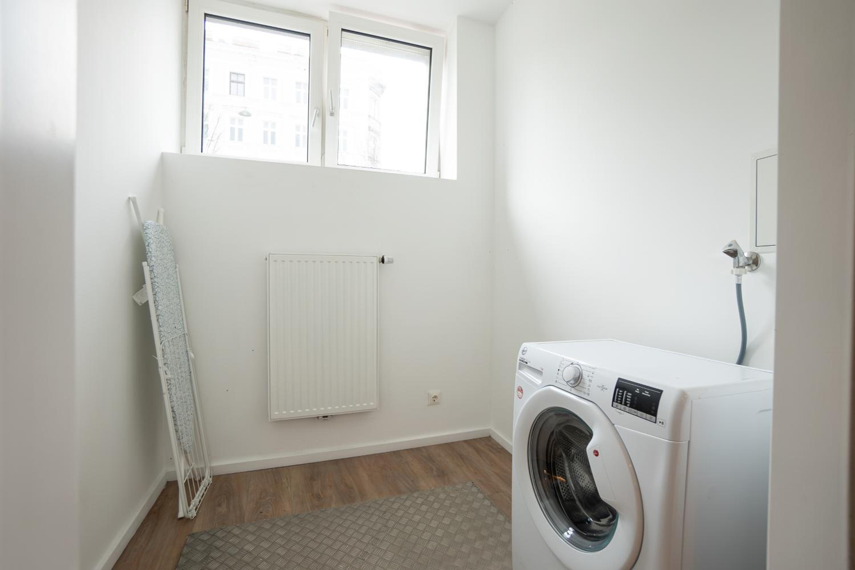 Stylish apartment with dedicated working space and super king-size bed located between city centre and Donau river