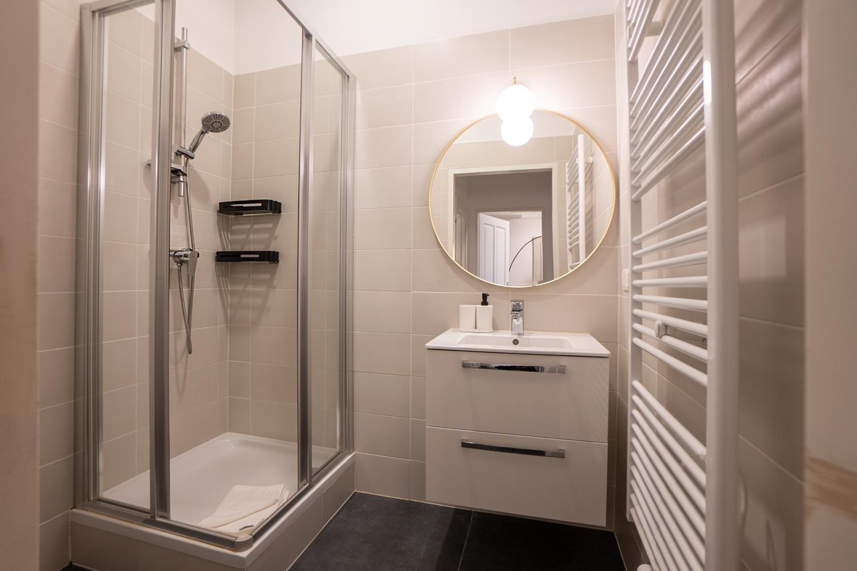 Stylish apartment with dedicated working space and super king-size bed located between city centre and Donau river