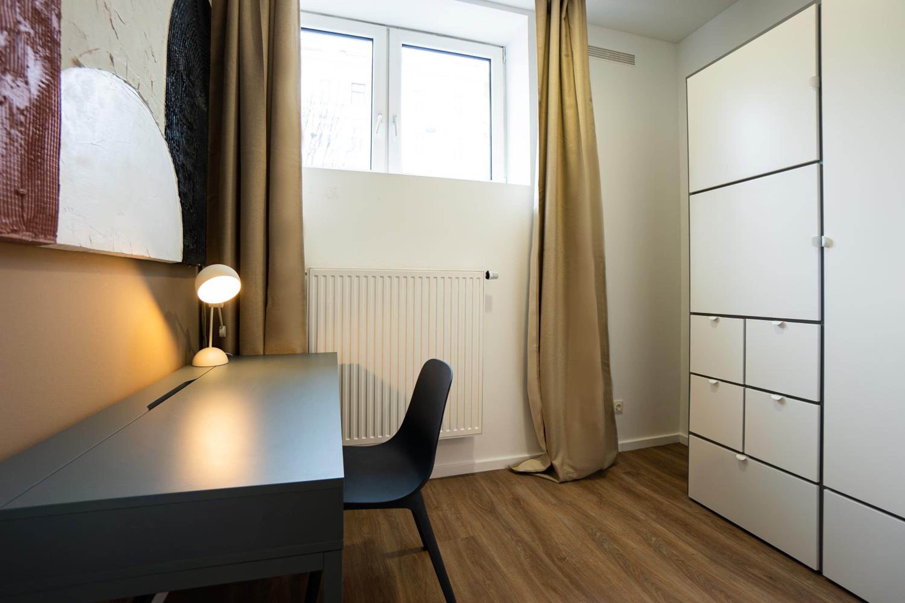 Stylish apartment with dedicated working space and super king-size bed located between city centre and Donau river