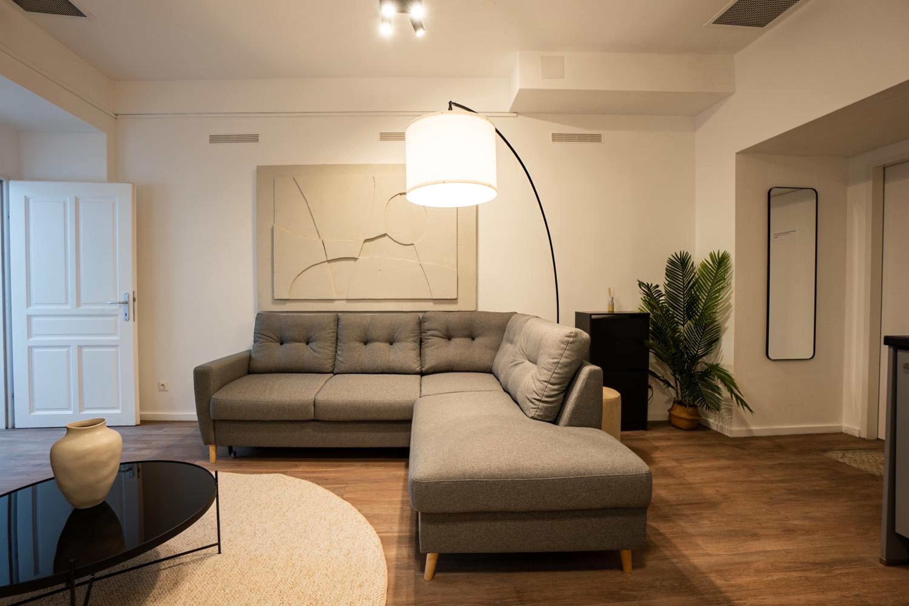 Stylish apartment with dedicated working space and super king-size bed located between city centre and Donau river