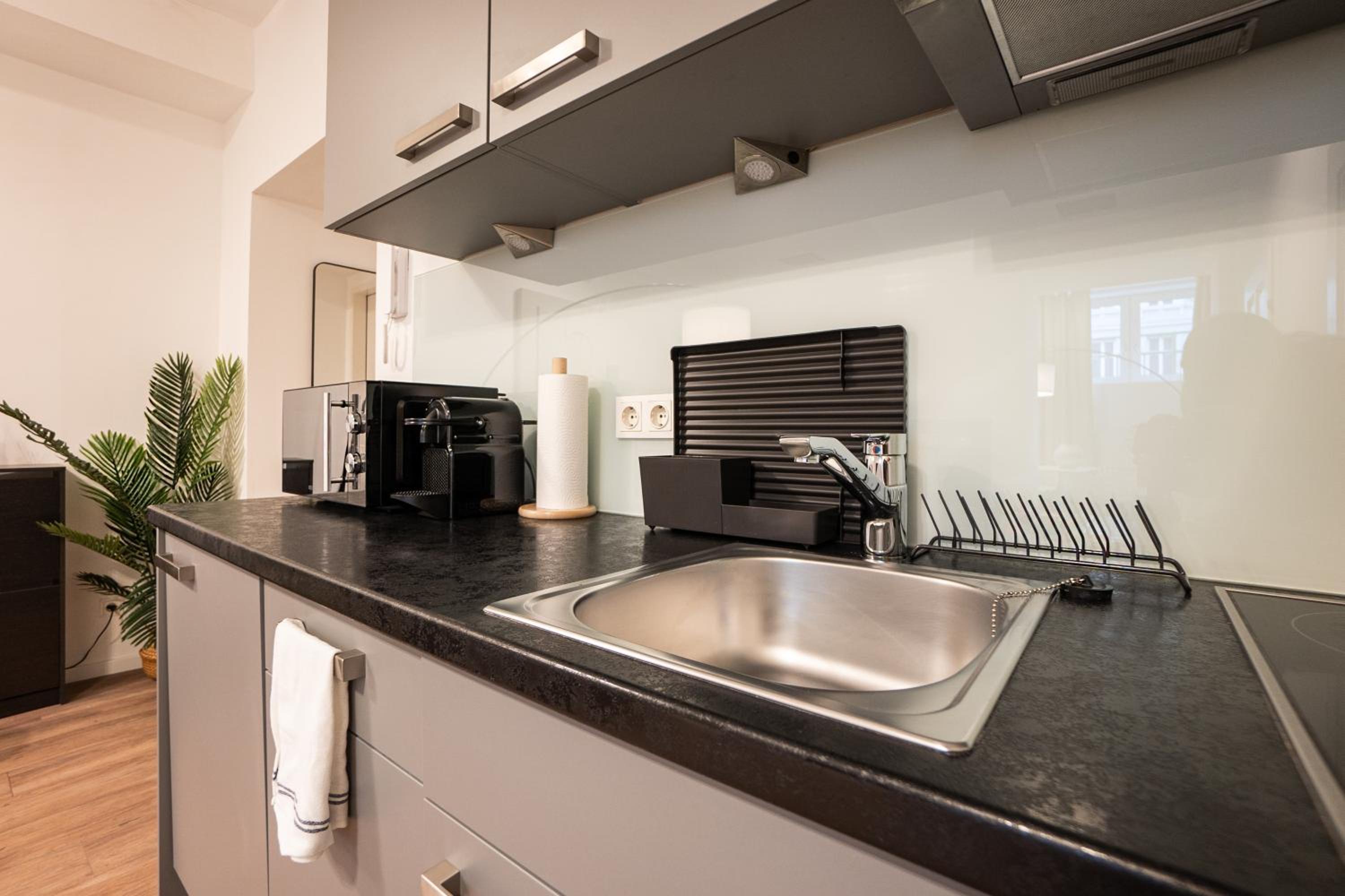 Stylish apartment with dedicated working space and super king-size bed located between city centre and Donau river