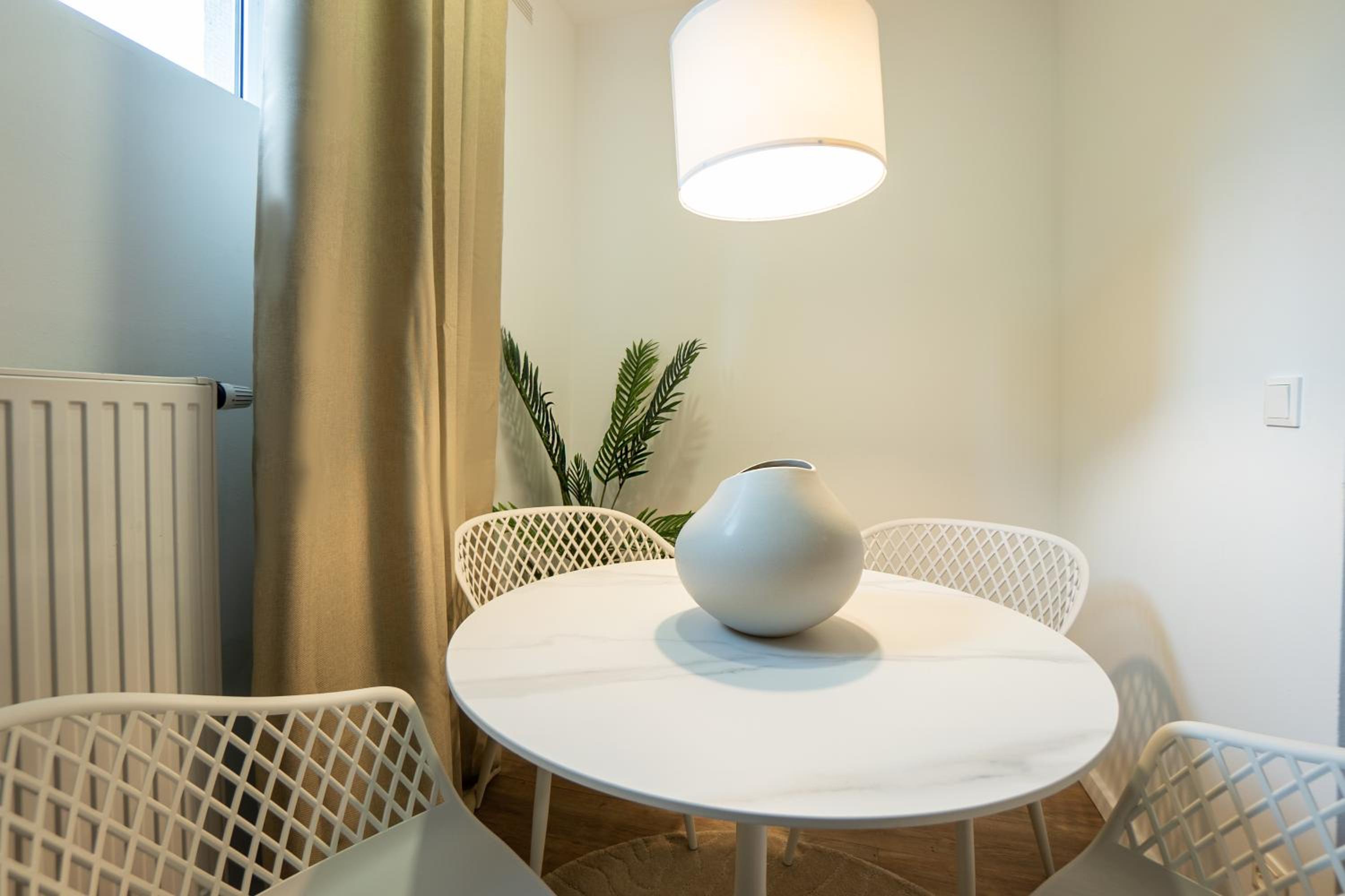 Stylish apartment with dedicated working space and super king-size bed located between city centre and Donau river