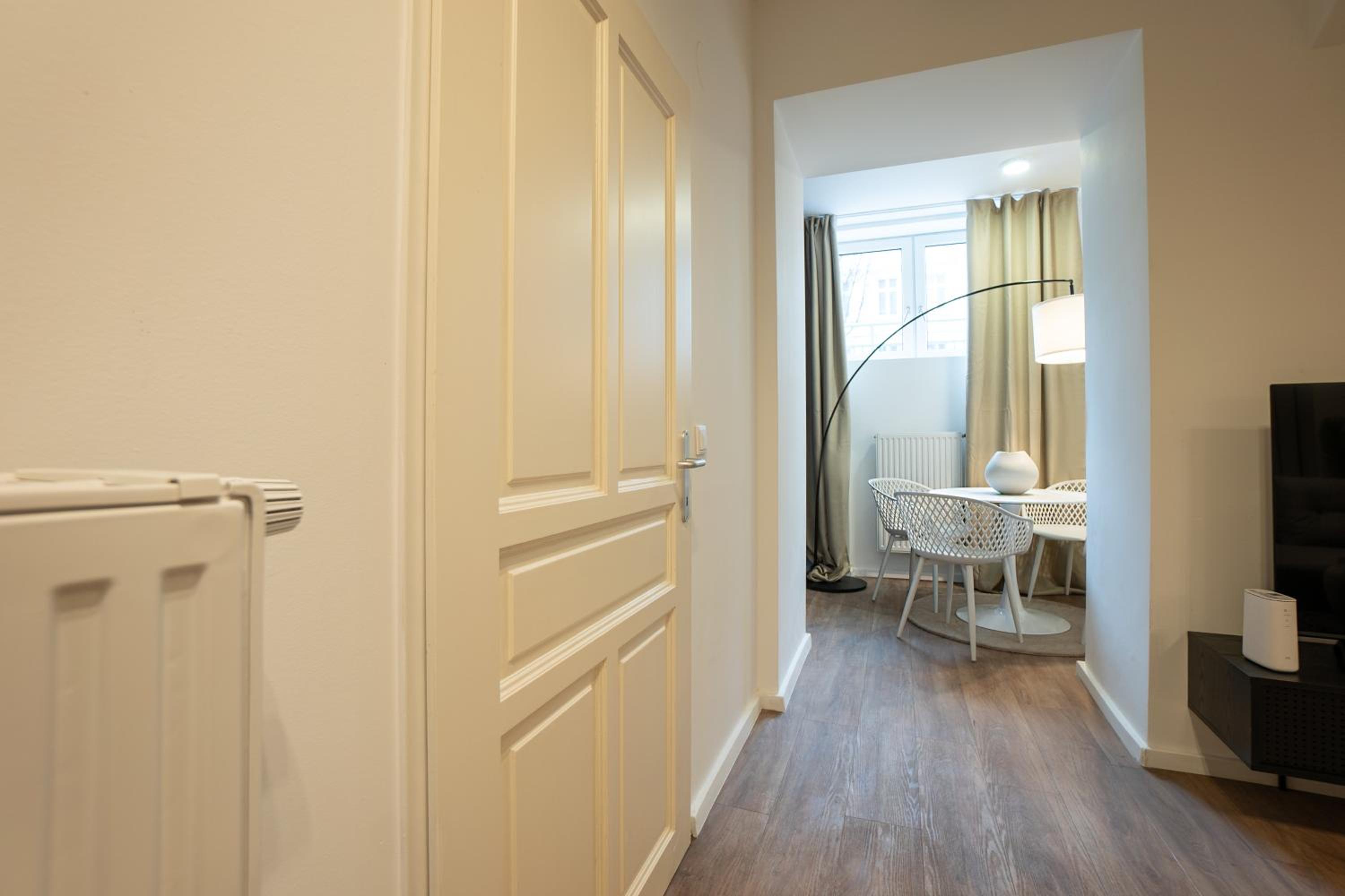 Stylish apartment with dedicated working space and super king-size bed located between city centre and Donau river