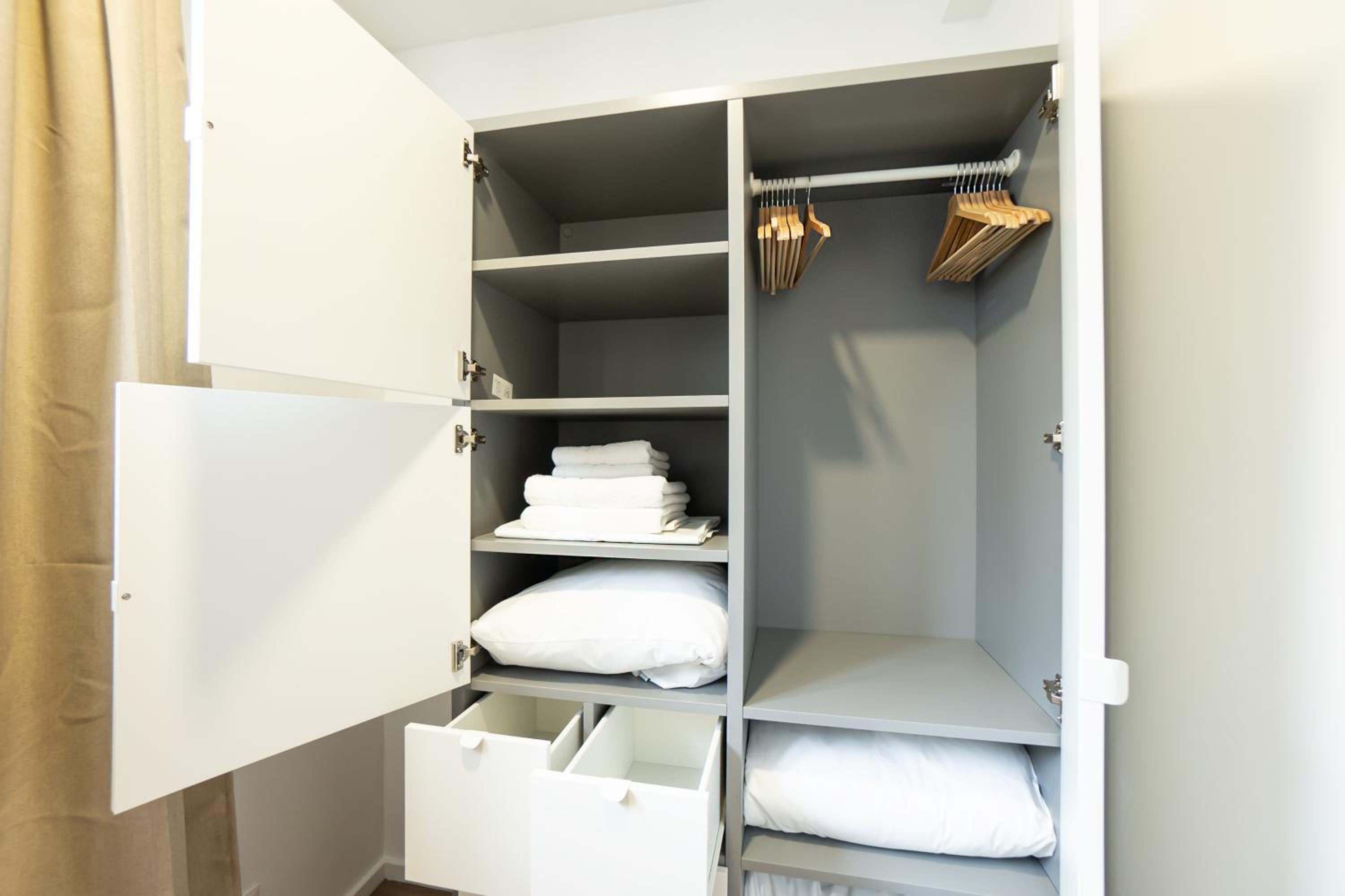 Stylish apartment with dedicated working space and super king-size bed located between city centre and Donau river