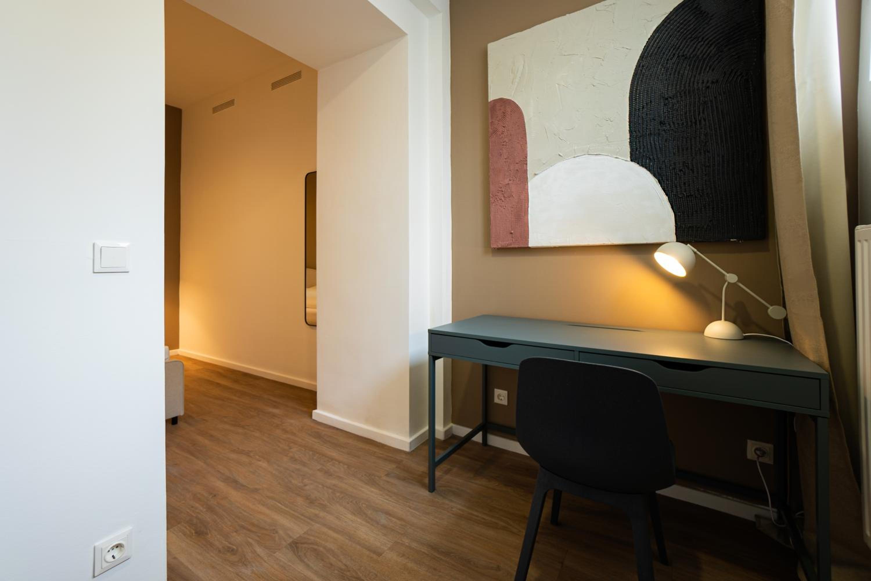 Stylish apartment with dedicated working space and super king-size bed located between city centre and Donau river