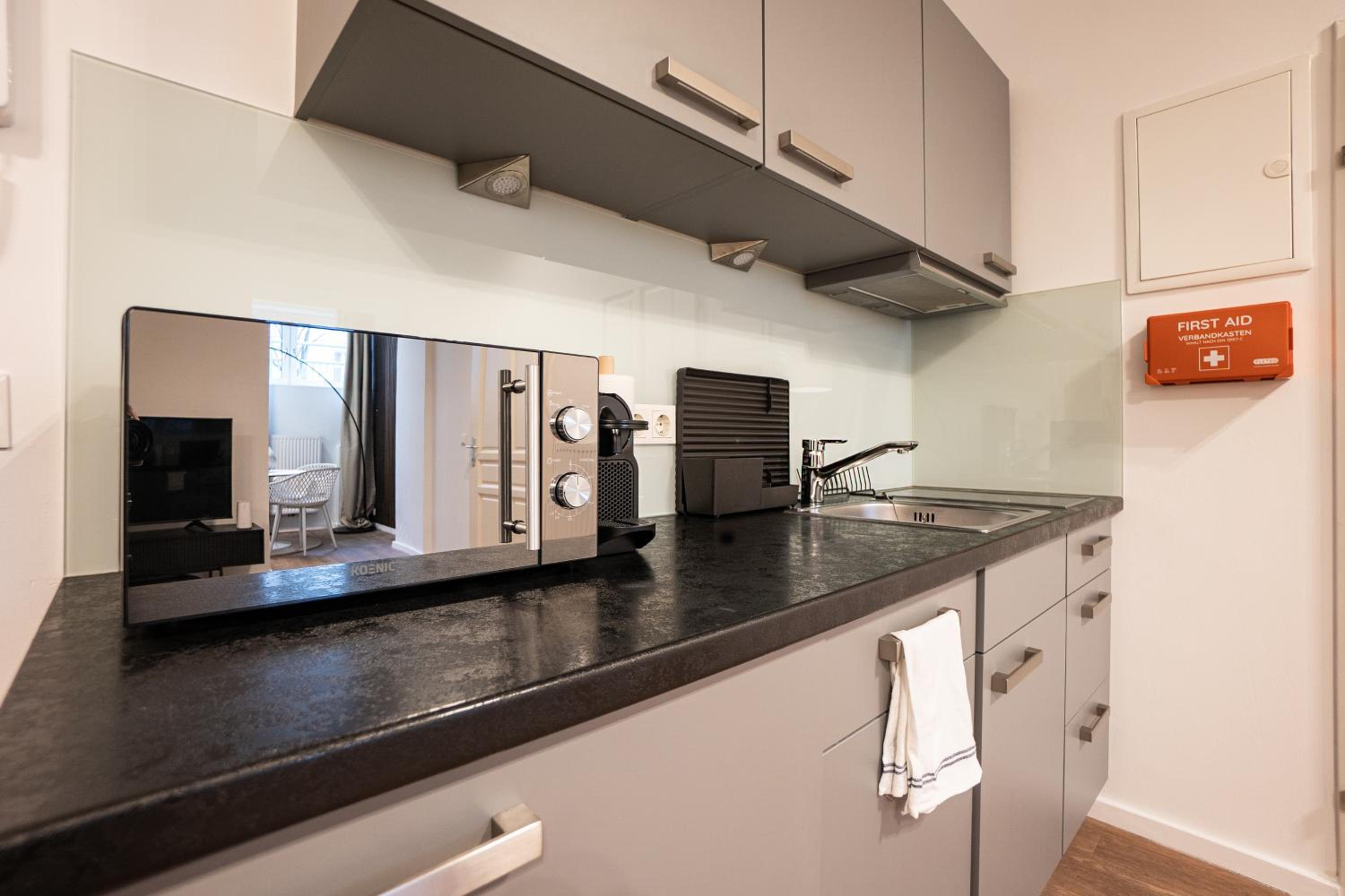 Stylish apartment with dedicated working space and super king-size bed located between city centre and Donau river