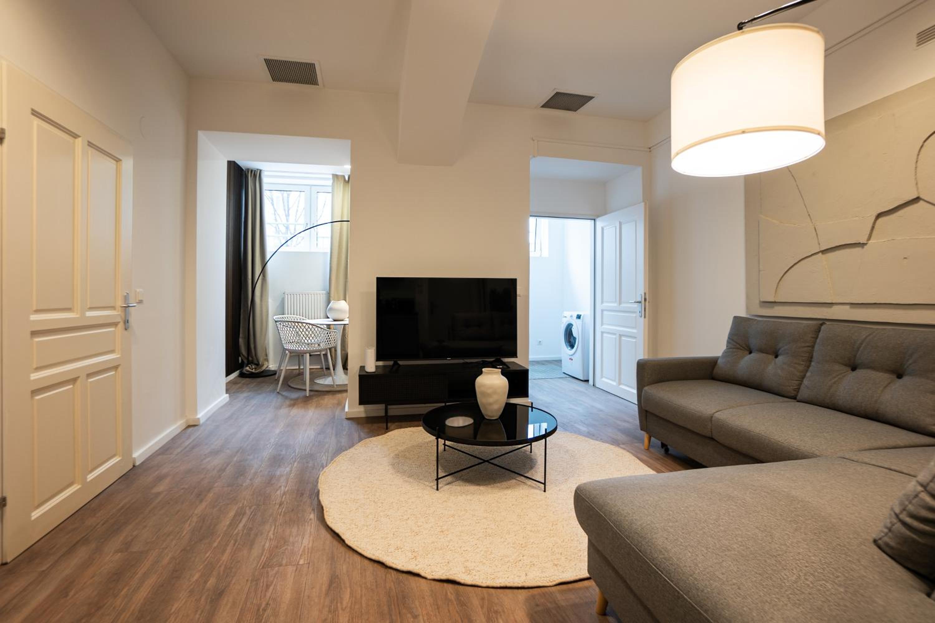 Stylish apartment with dedicated working space and super king-size bed located between city centre and Donau river
