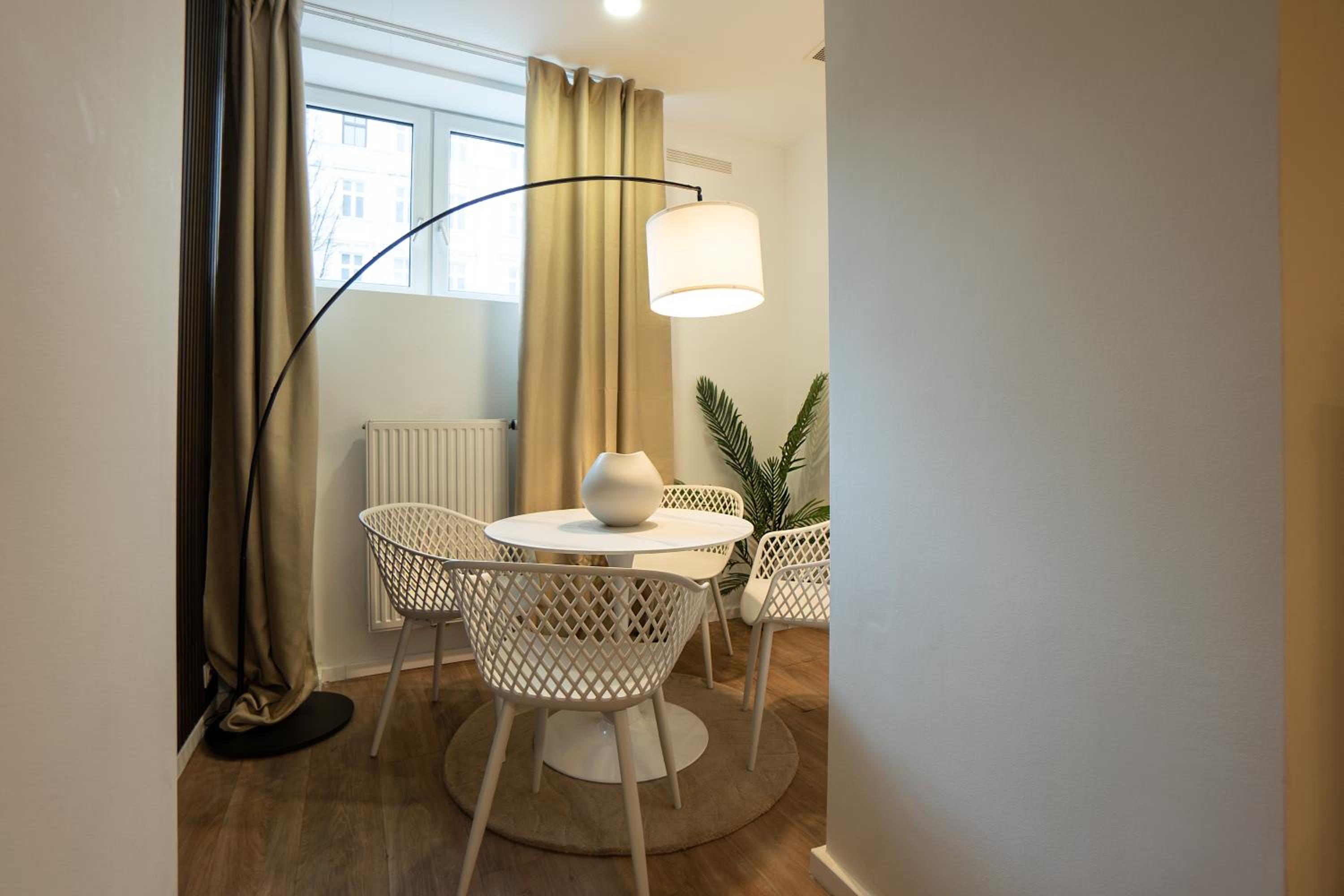 Stylish apartment with dedicated working space and super king-size bed located between city centre and Donau river