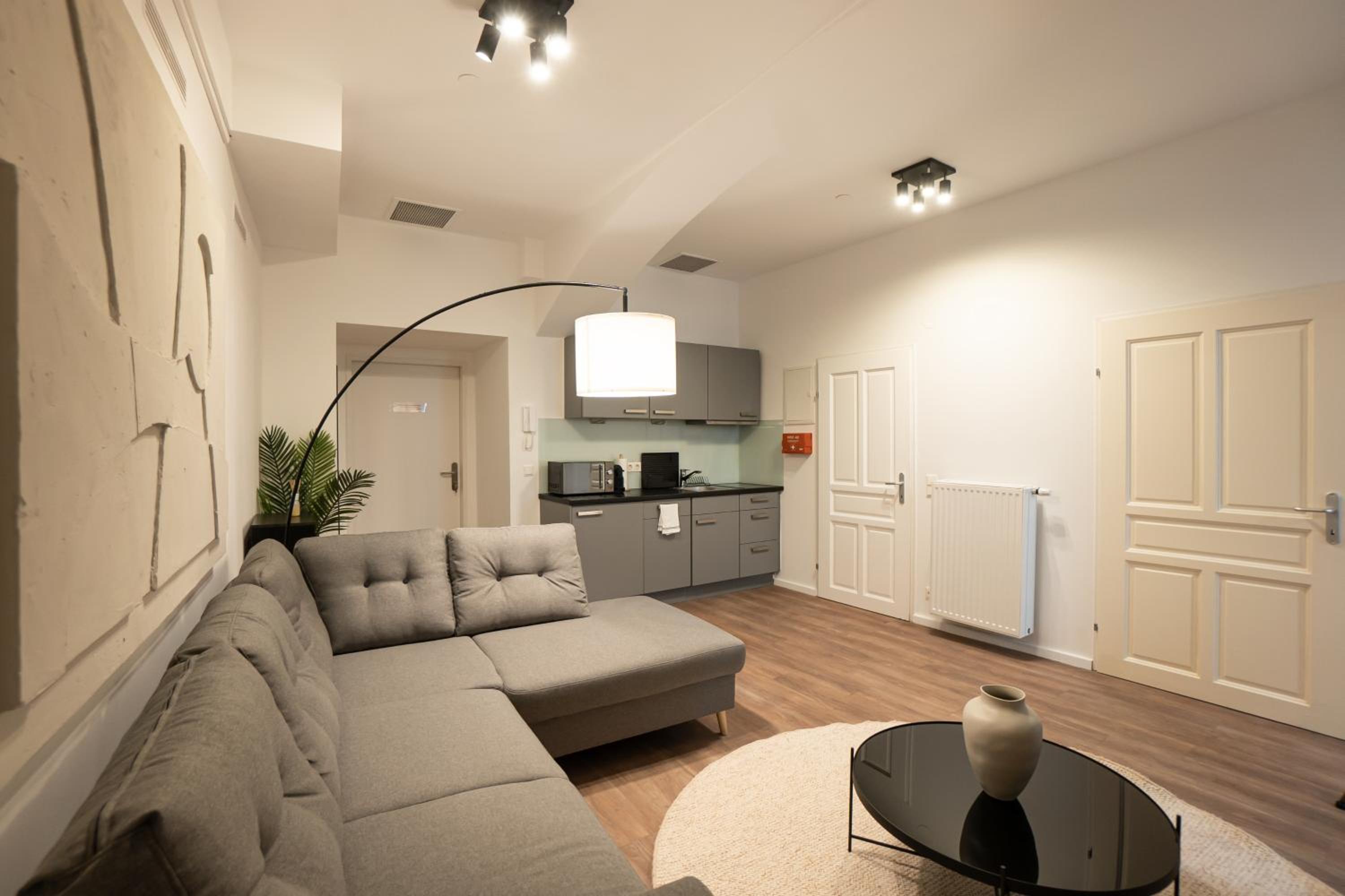 Stylish apartment with dedicated working space and super king-size bed located between city centre and Donau river