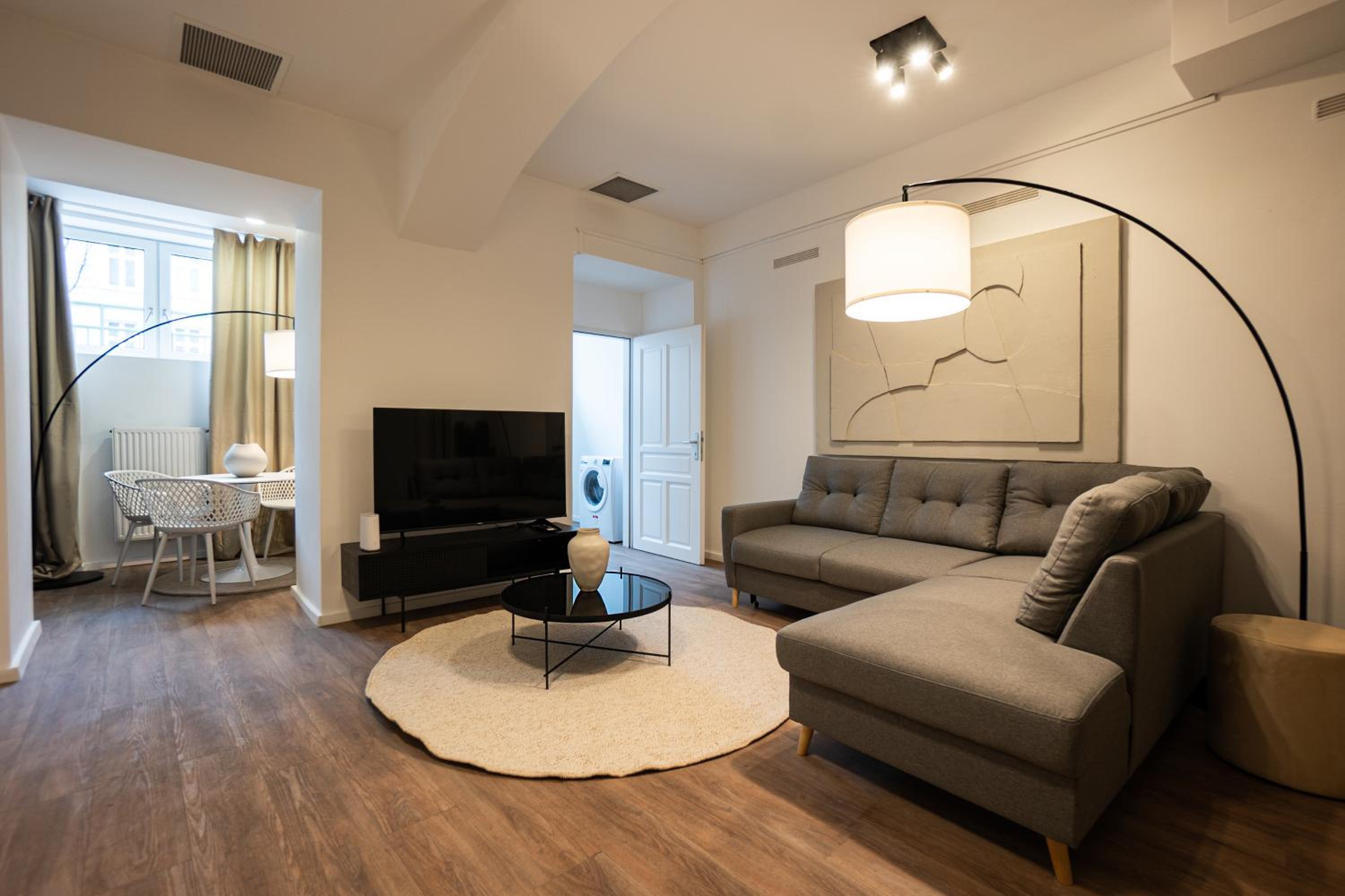 Stylish apartment with dedicated working space and super king-size bed located between city centre and Donau river