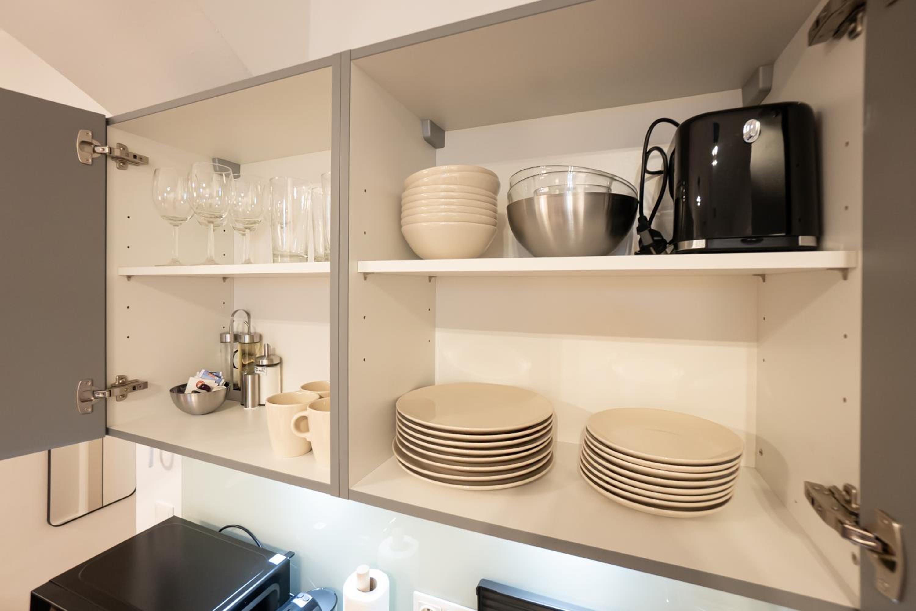 Stylish apartment with dedicated working space and super king-size bed located between city centre and Donau river