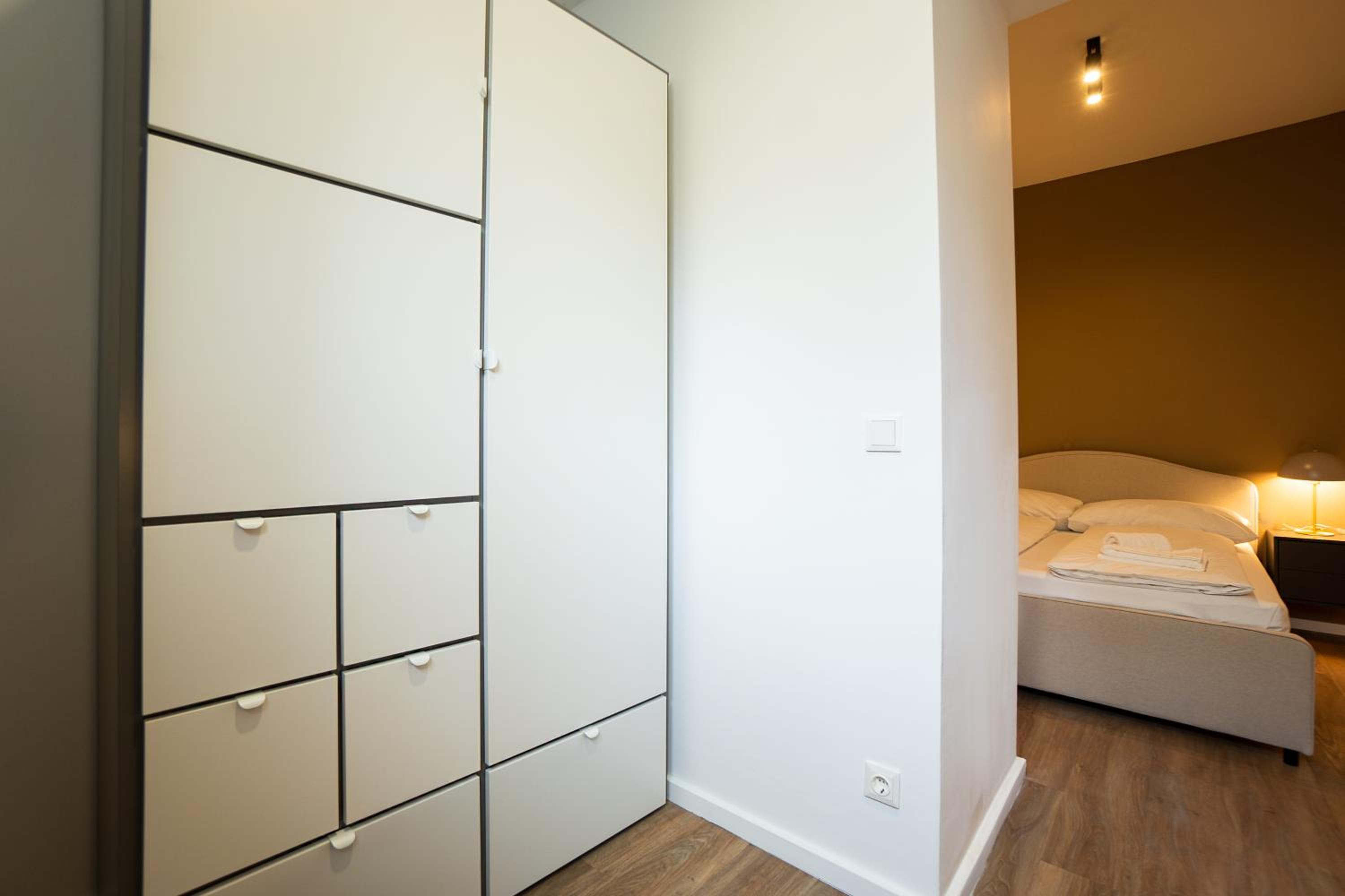 Stylish apartment with dedicated working space and super king-size bed located between city centre and Donau river