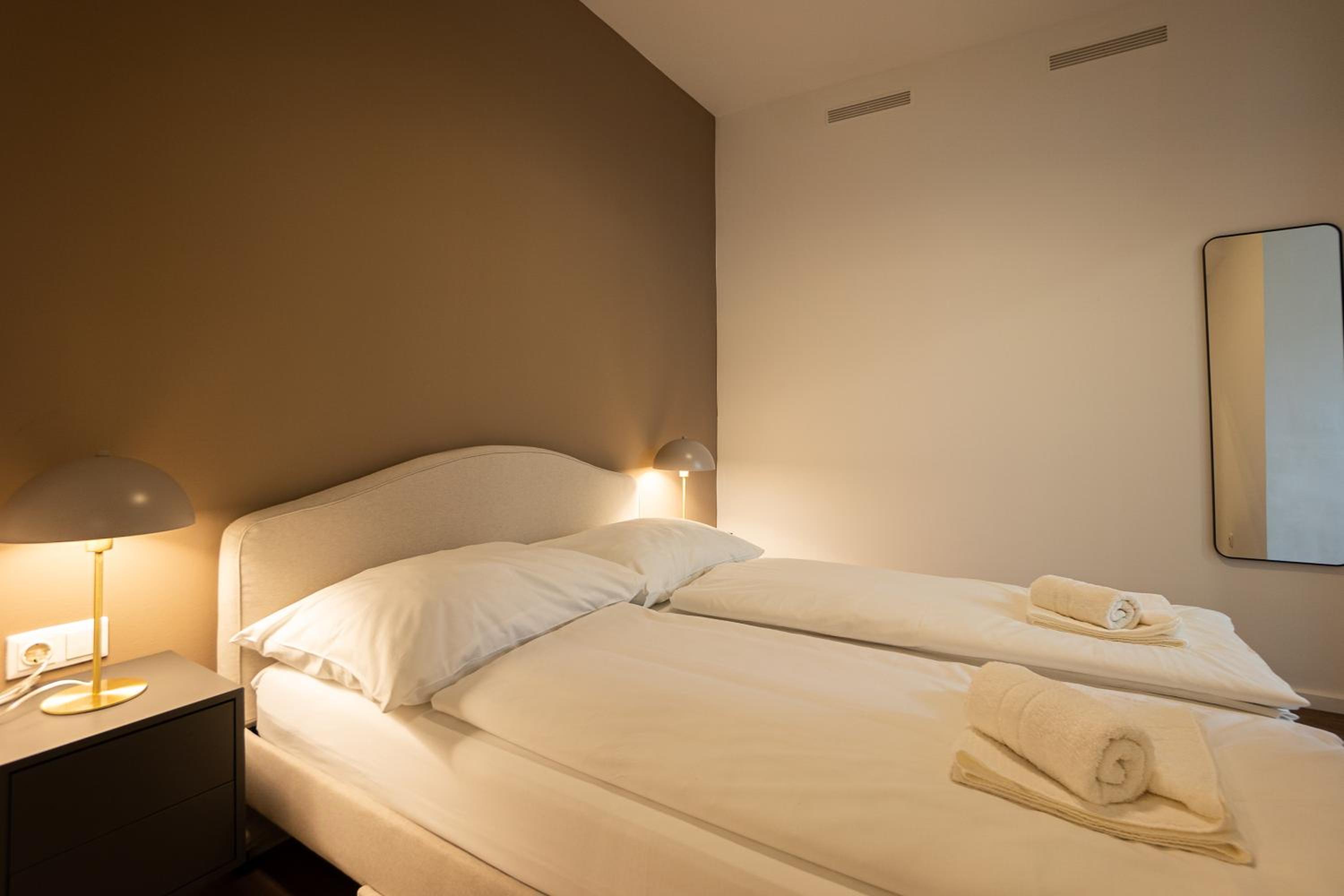Stylish apartment with dedicated working space and super king-size bed located between city centre and Donau river