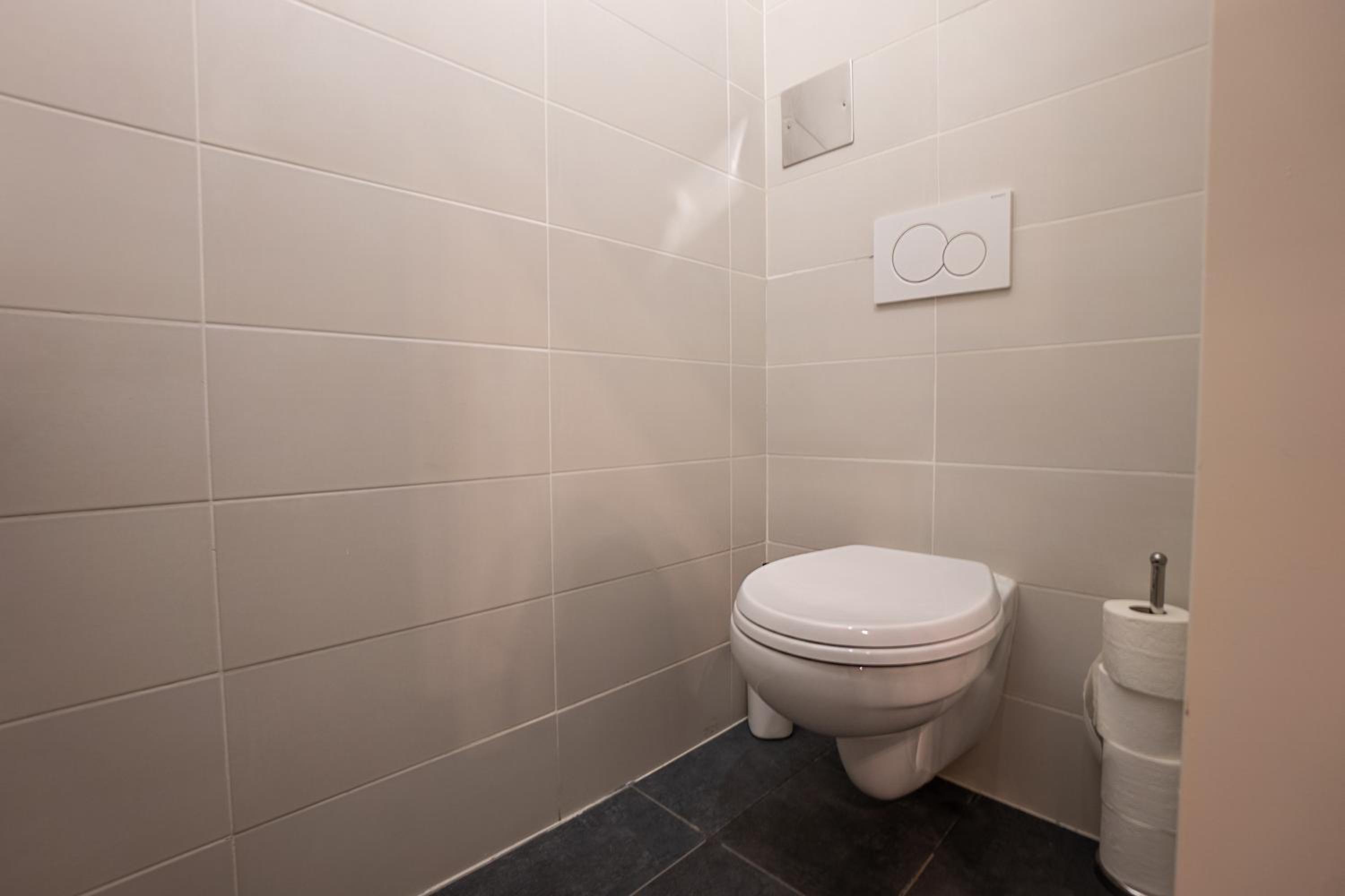 Stylish apartment with dedicated working space and super king-size bed located between city centre and Donau river