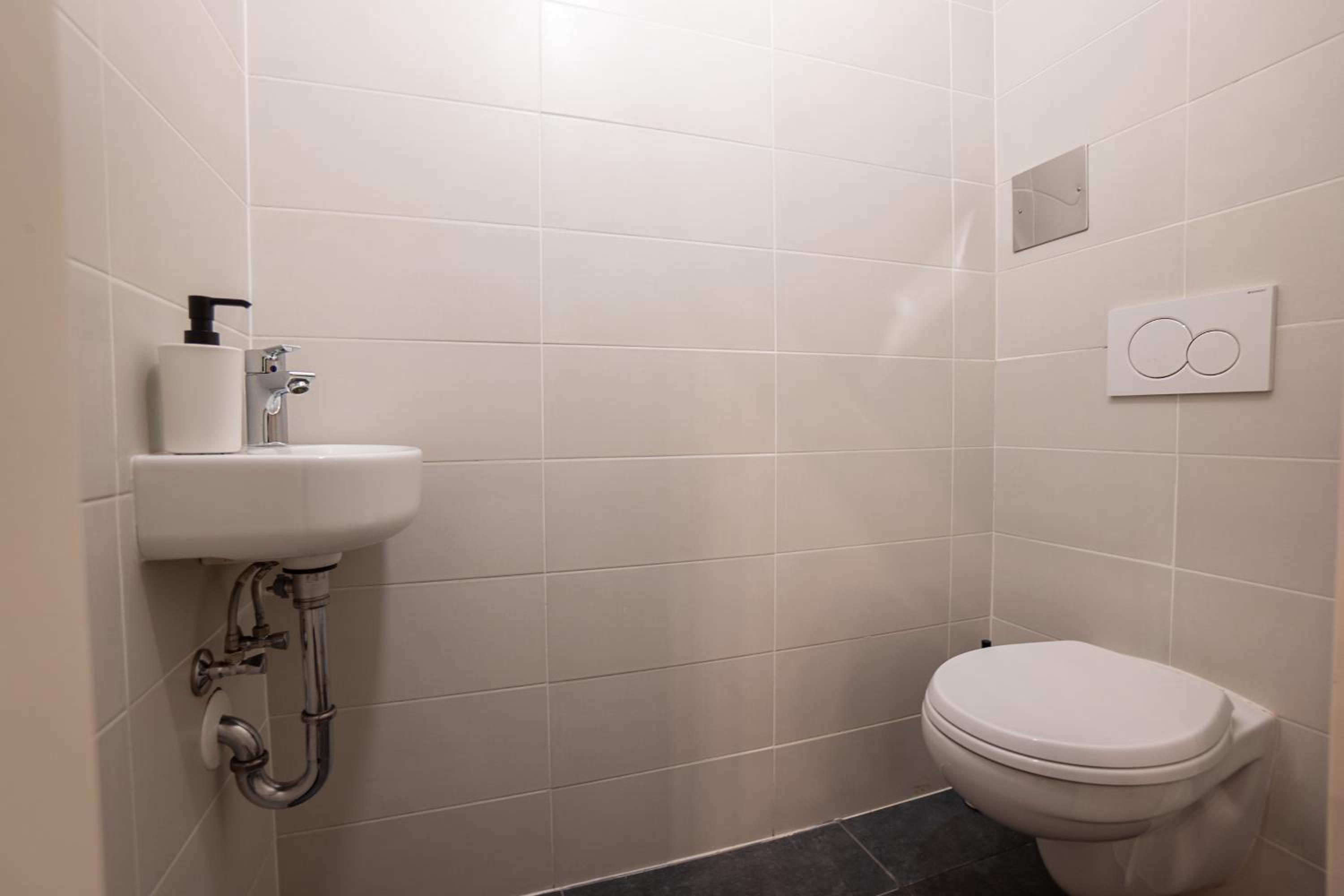 Stylish apartment with dedicated working space and super king-size bed located between city centre and Donau river