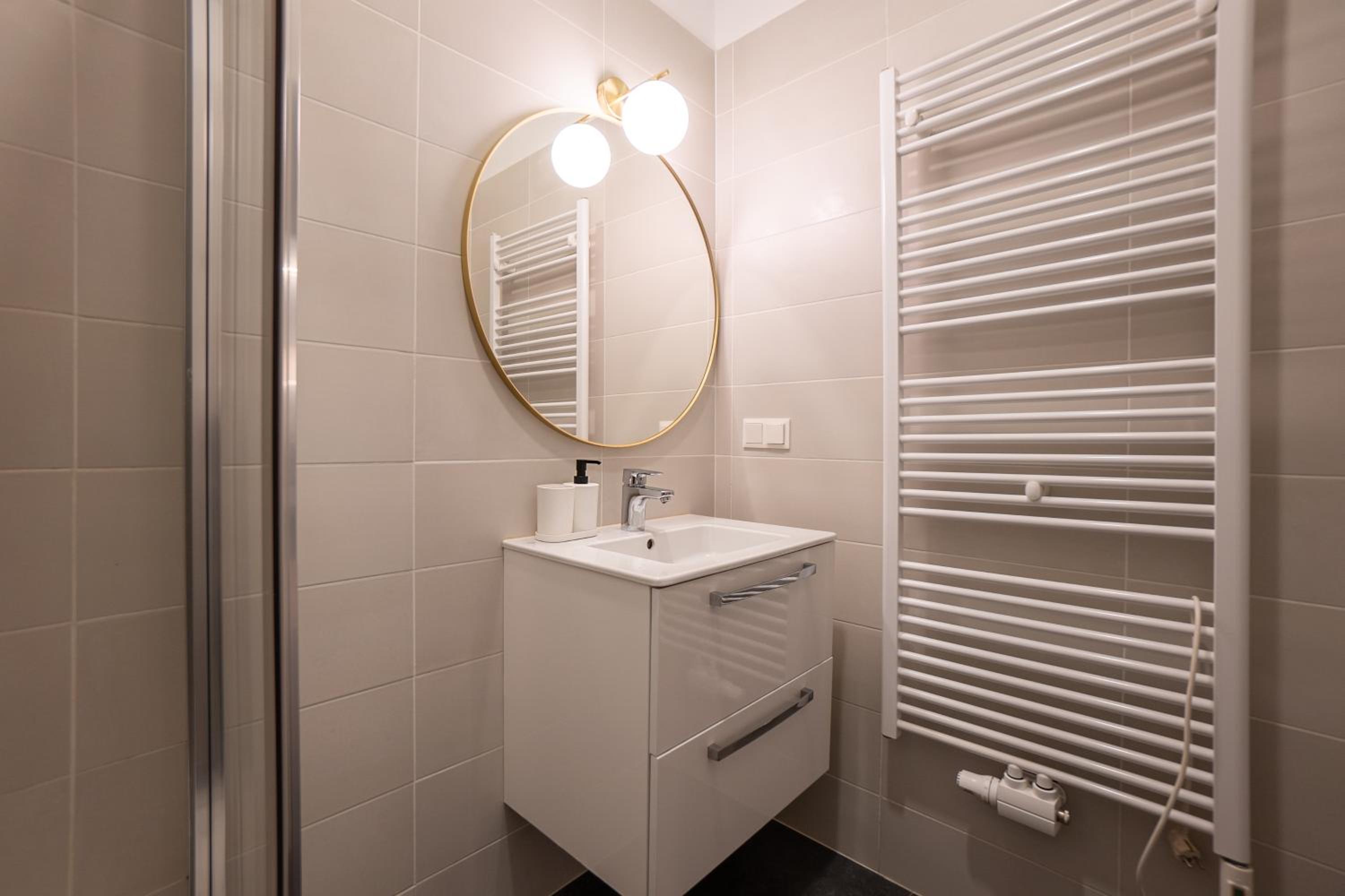 Stylish apartment with dedicated working space and super king-size bed located between city centre and Donau river